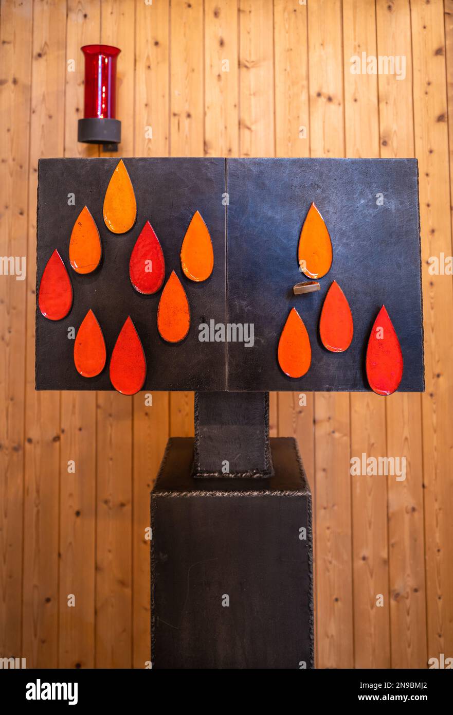 Birr, Suisse - 13 novembre 2022 : tabernacle artistique de l'église avec les symboles des dons de l'Esprit Saint et de la grâce Banque D'Images