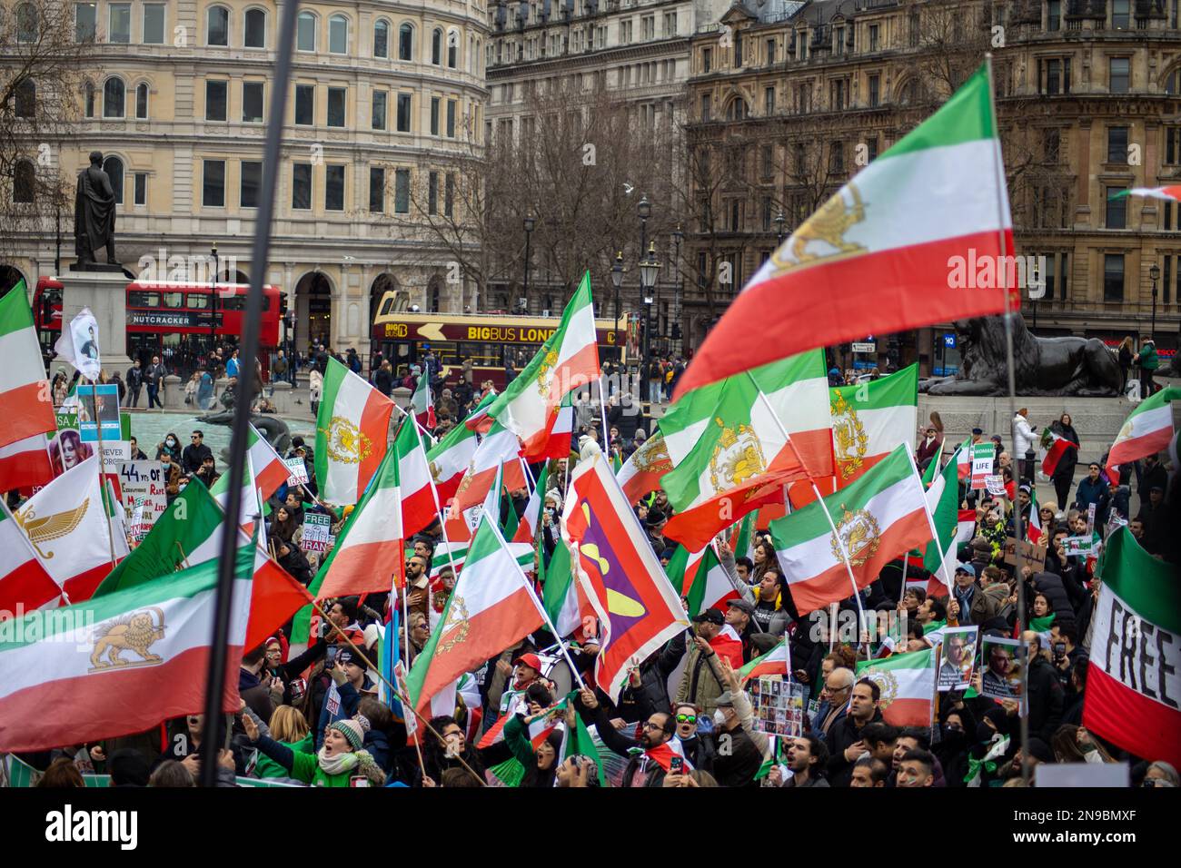 Londres, Royaume-Uni - 11 février 2023 : comme aujourd'hui marque le 44th anniversaire de la révolution islamique en Iran. Après plus de cinq mois de protestation continue en faveur de la femme, de la vie, de la liberté, des milliers de manifestants se sont rassemblés à Trafalgar Sq. Dénoncer le régime en Iran. Les manifestants détenaient principalement des photos de Mahsa Amini, et de la famille royale iranienne (Pahlavi) ainsi que du drapeau Shir-o-Khorshid (Lion et Soleil) de l'Iran, le drapeau ou son emblème, faisaient partie de l'identité nationale iranienne depuis des siècles, qui a été changée après la Révolution islamique en 1979. Crédit: Sinai Noor/Alamy Live N Banque D'Images