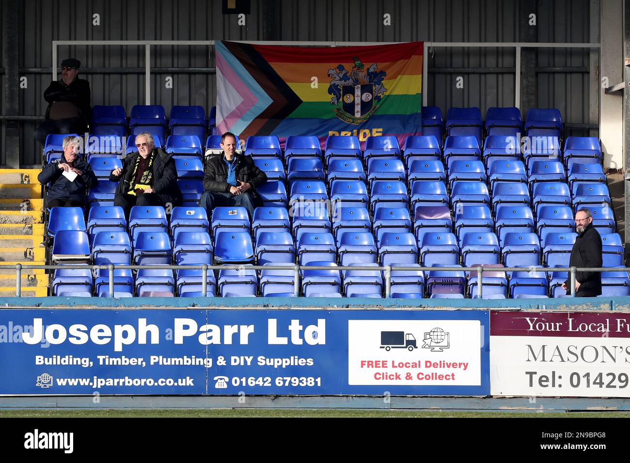 Le drapeau LGBTQ des fans de Sutton United lors du match Sky Bet League 2 entre Hartlepool United et Sutton United à Victoria Park, Hartlepool, le samedi 11th février 2023. (Photo : Mark Fletcher | ACTUALITÉS MI) Credit: MI News & Sport /Alamy Live News Banque D'Images