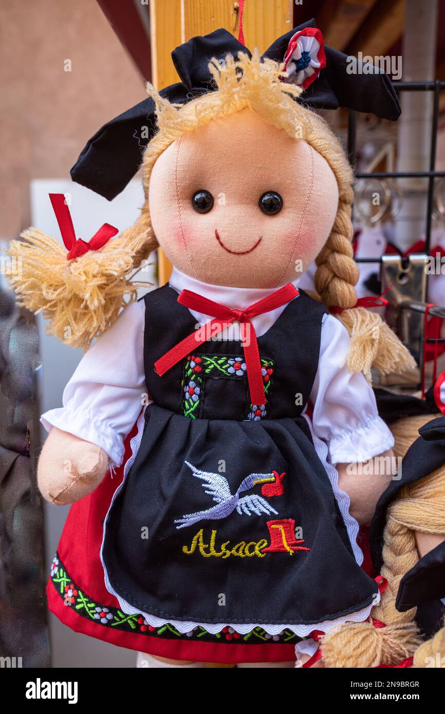 Strasbourg, France - 13 décembre 2022 : une poupée vêtue du costume national d'Alsace Banque D'Images
