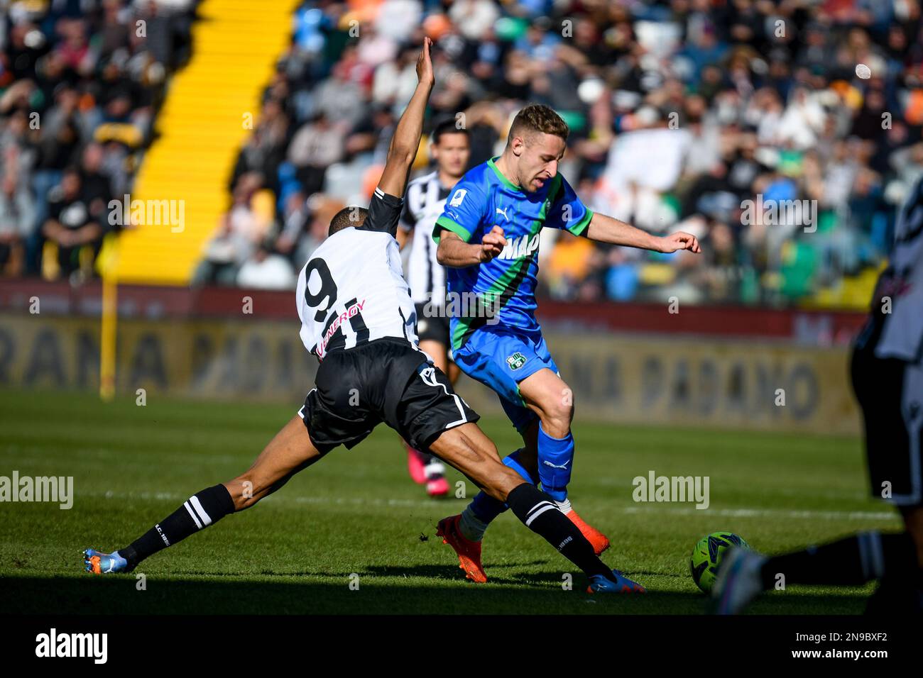 Udine, Italie. 12th févr. 2023. Davide Frattesi de Sassuolo en action contre Beto Betuncal d'Udinese pendant Udinese Calcio vs US Sassuolo, football italien Serie Un match à Udine, Italie, 12 février 2023 crédit: Agence de photo indépendante/Alamony Live News Banque D'Images
