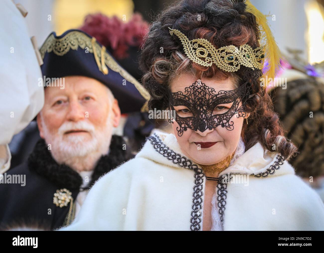 Venise, Italie. 12th févr. 2023. Les participants et les fêtards costumés se mêlent aux touristes, aux visiteurs et aux habitants de la région tandis que le carnaval bat son plein dans les rues et les places de Venise. Credit: Imagetraceur/Alamy Live News Banque D'Images