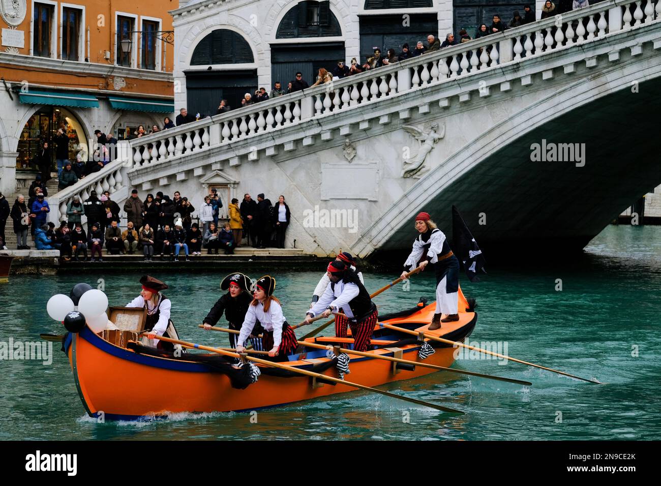 Les Vénitiens participent au défilé de mascarade sur le Grand Canal pendant le carnaval de Venise, à Venise, en Italie, 5 février 2023. Banque D'Images