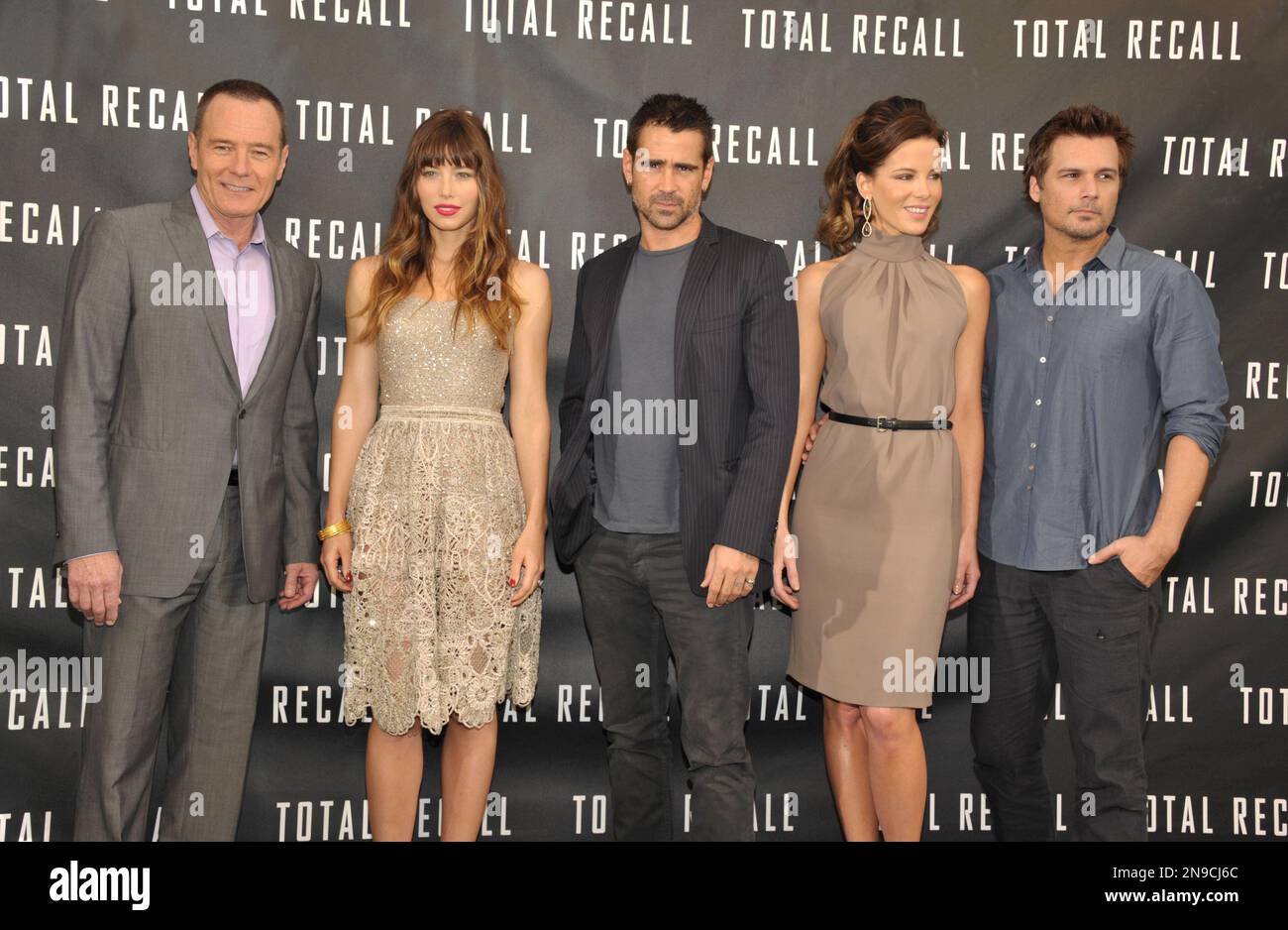 Actors Bryan Cranston, left, Jessica Biel, Colin Farrell, Kate Beckinsale, and director Len Wiseman attend the "Total Recall" photo call on Saturday, July 28, 2012 in Los Angeles. (Photo by John Shearer/Invision/AP) Banque D'Images