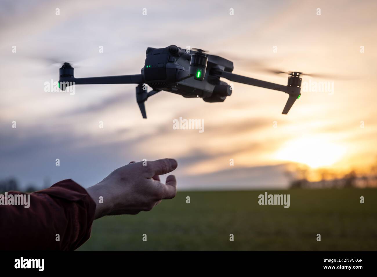 Drone volant de la main d'un pilote de drone Banque D'Images