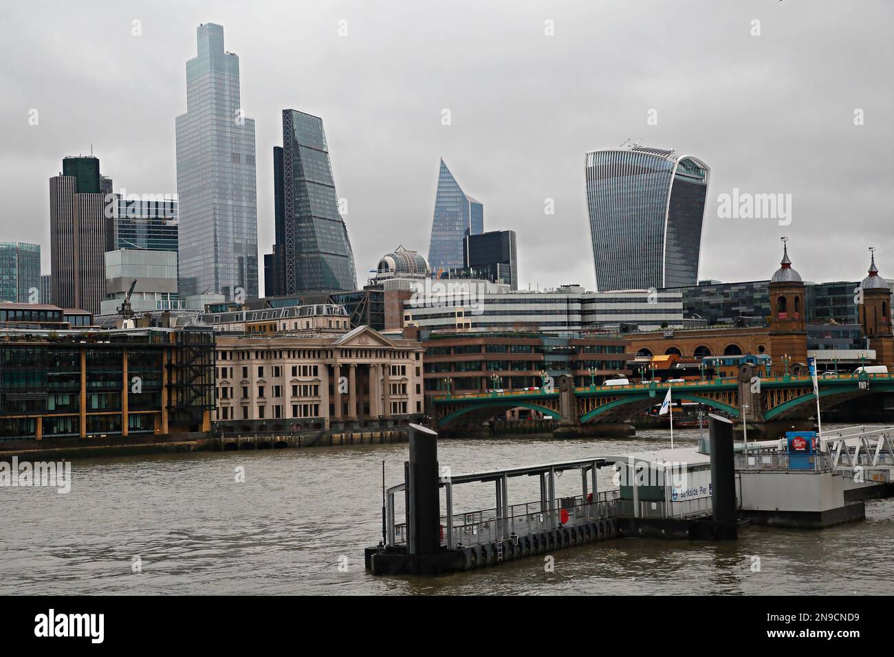 Londres, Royaume-Uni - 28 février,2020: Quai de Bankside comme partie du système de transport par bateau et panorama de la ville de Londres Banque D'Images