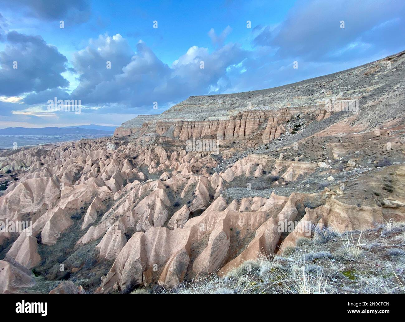 Coucher de soleil paysage à la vallée de roche rouge en Cappadoce, Nevsehir, Turquie Banque D'Images