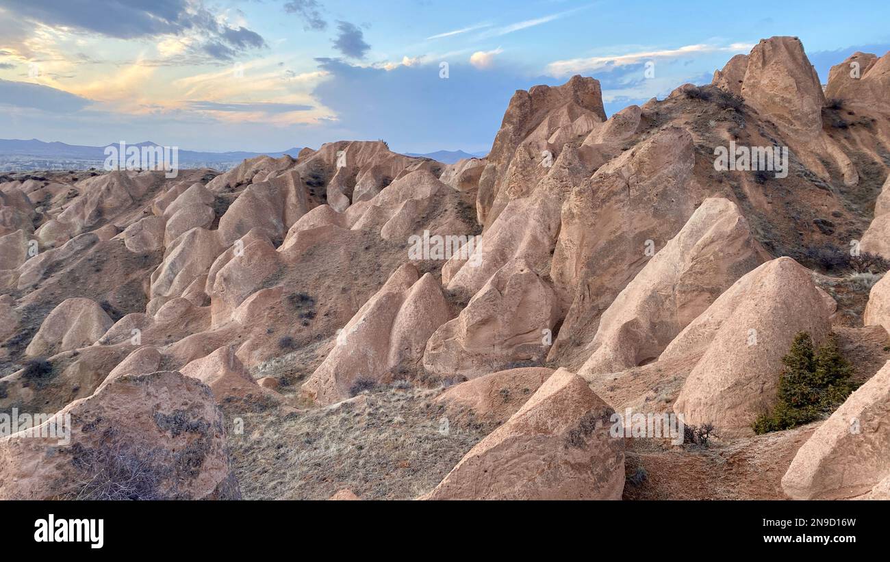 Coucher de soleil paysage à la vallée de roche rouge en Cappadoce, Nevsehir, Turquie Banque D'Images