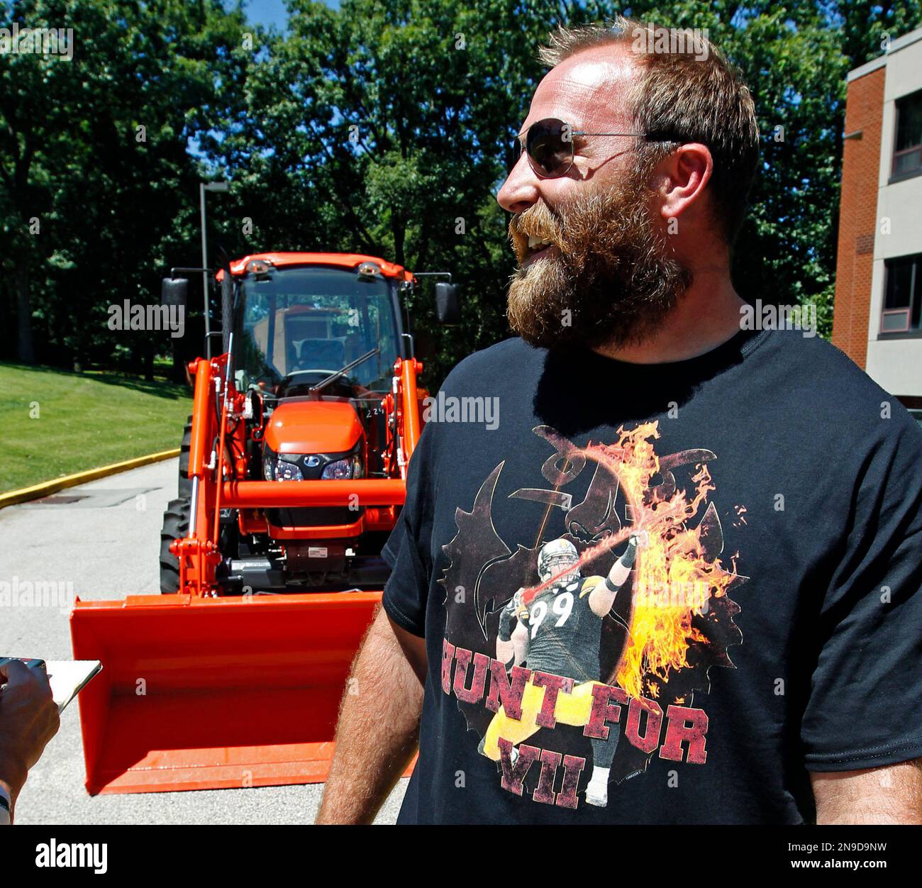 Pittsburgh Steelers defensive lineman Brett Keisel, right, walks away from the tractor he drove for his arrival for NFL football training camp at the team's training facility in Latrobe, Pa., Wednesday, July 25, 2012. (AP Photo/Keith Srakocic) Banque D'Images
