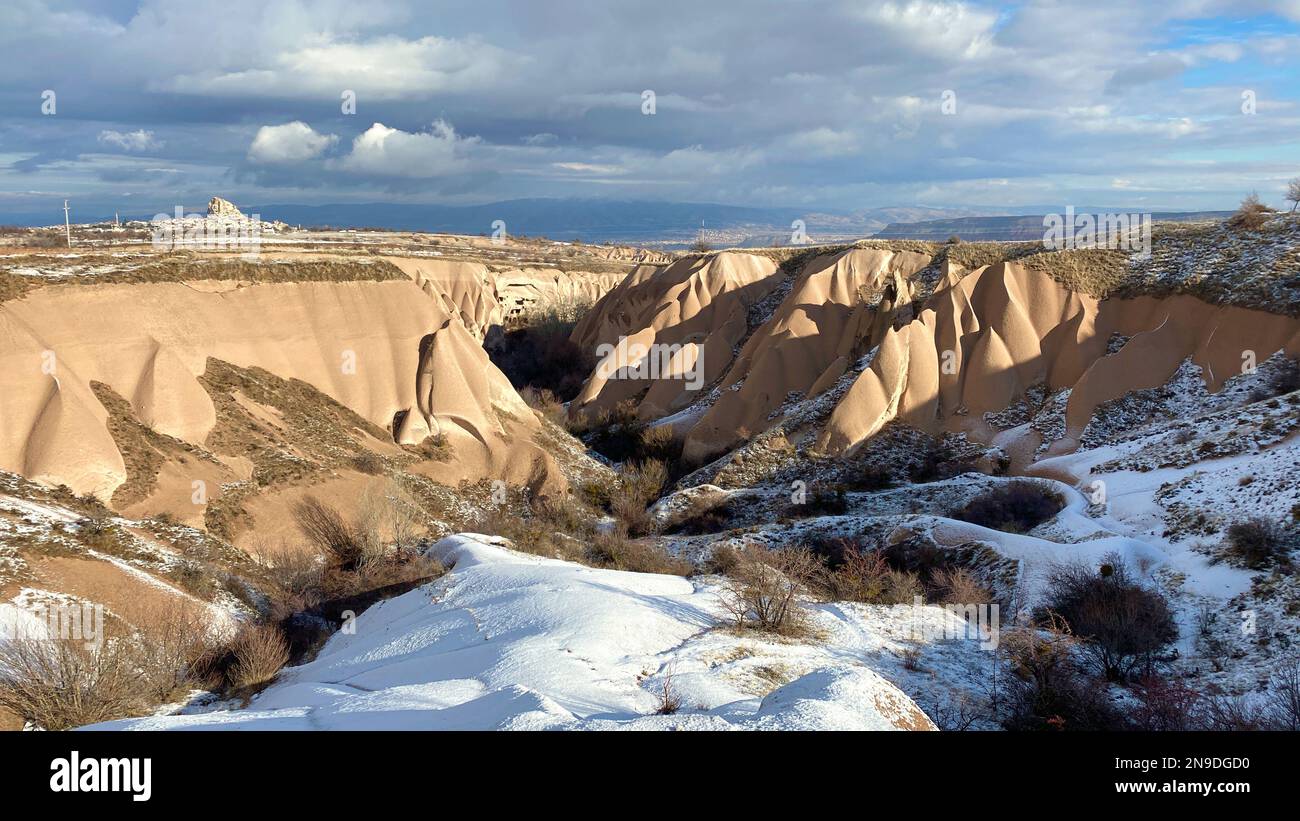 Paysage neigeux dans la vallée rocheuse rouge de Cappadoce, Nevsehir, Turquie Banque D'Images