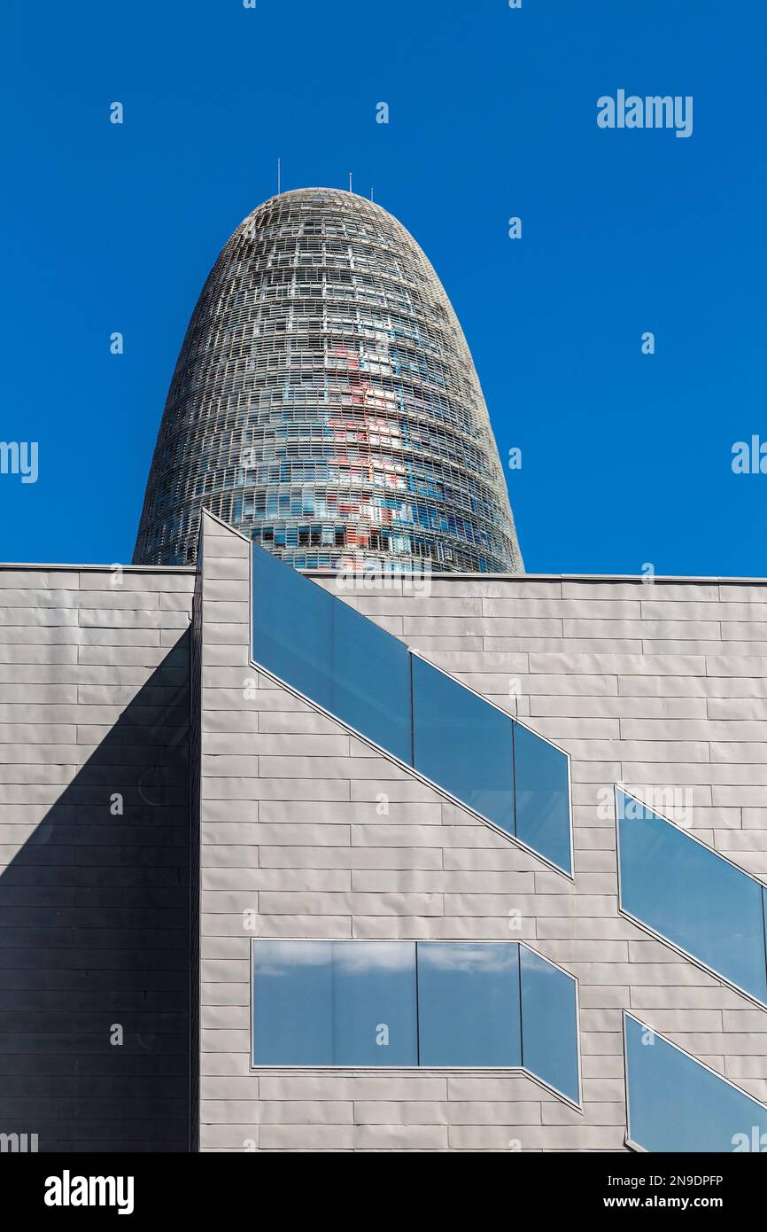 Extérieur du Museuu del Disseny (Musée du Design) et du gratte-ciel de Torre Glòries, Barcelone, Espagne Banque D'Images
