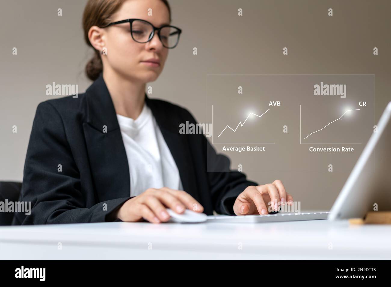Femme d'affaires utilisant un clavier et une tablette numérique analysant le taux de conversion des kpi de vente au détail et le taux de panier moyen. Banque D'Images