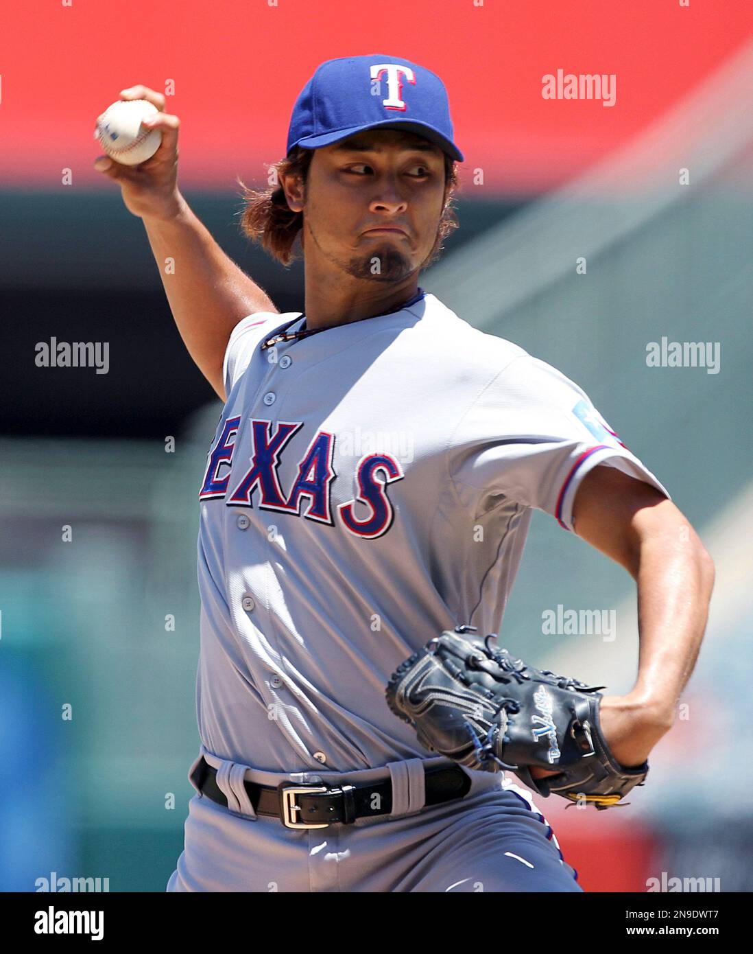 Texas Rangers starter Yu Darvish, of Japan, pitches to the Los Angeles Angels in the second inning of an American League baseball game in Ahnaheim, Calif., Saturday, July 21, 2012. (AP Photo/Reed Saxon) Banque D'Images
