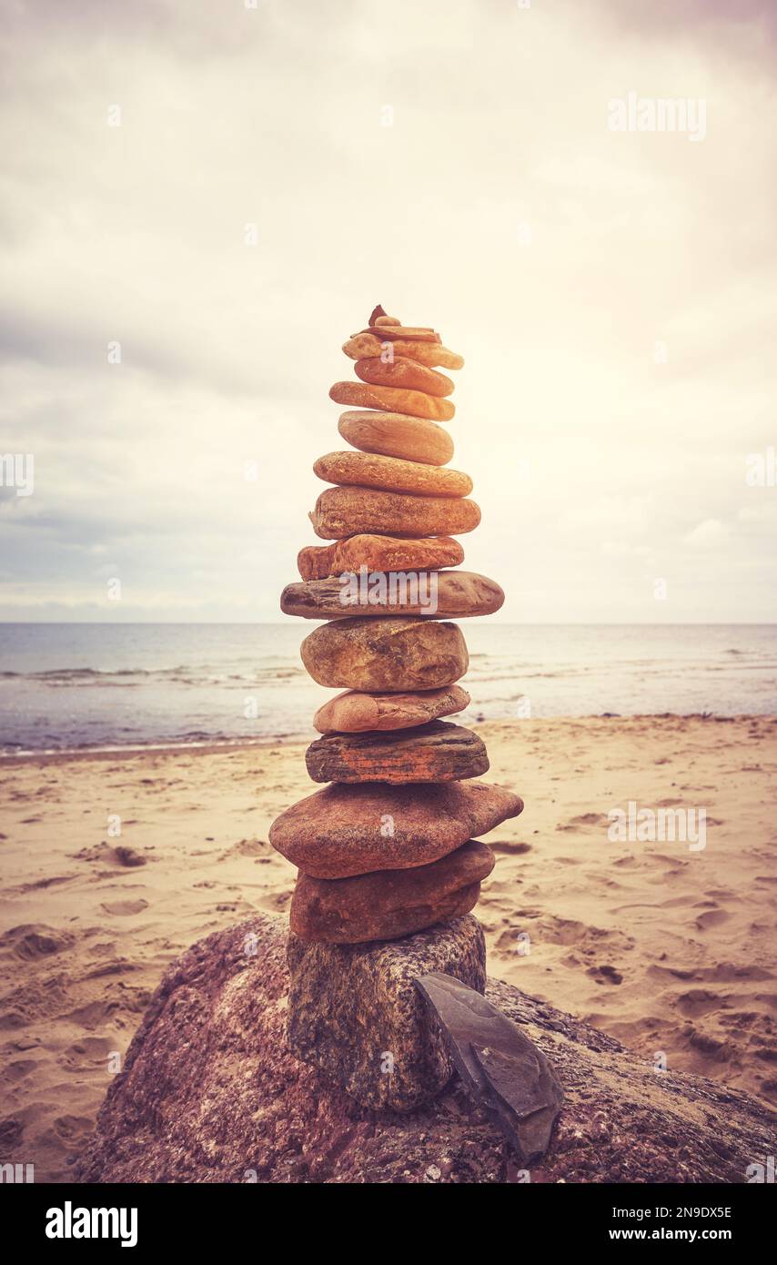 Pyramide en pierre sur une plage, zen, harmonie et équilibre concept, ton de couleur appliqué. Banque D'Images