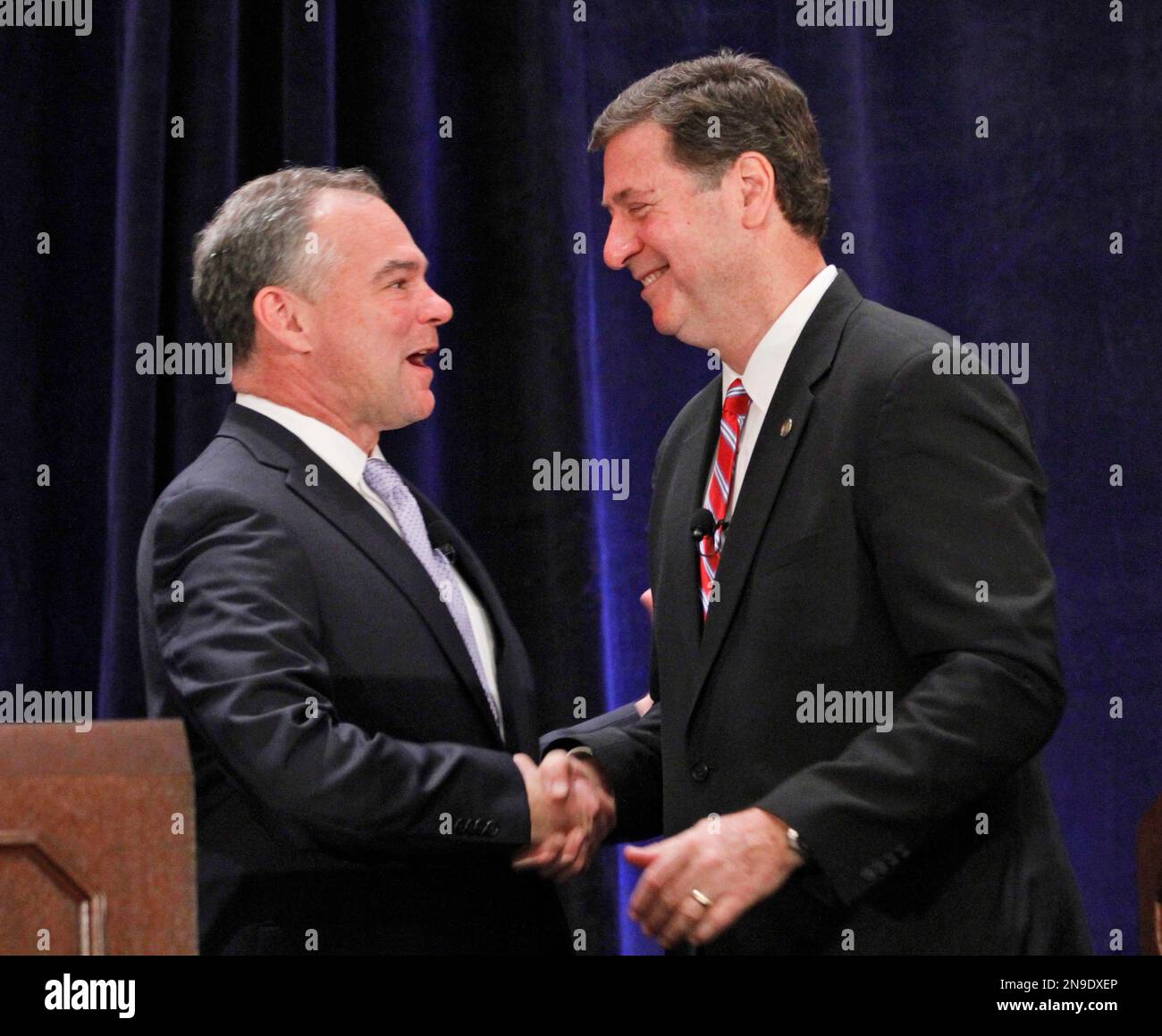 Former Virginia Gov. Timothy M. Kaine, left, and former US Senator George Allen shake hands after the Virginia Bar Association's senatorial debate at The Homestead in Hot Springs, Va., Saturday, July 21, 2012. ( AP Photo/Steve Helber) Banque D'Images