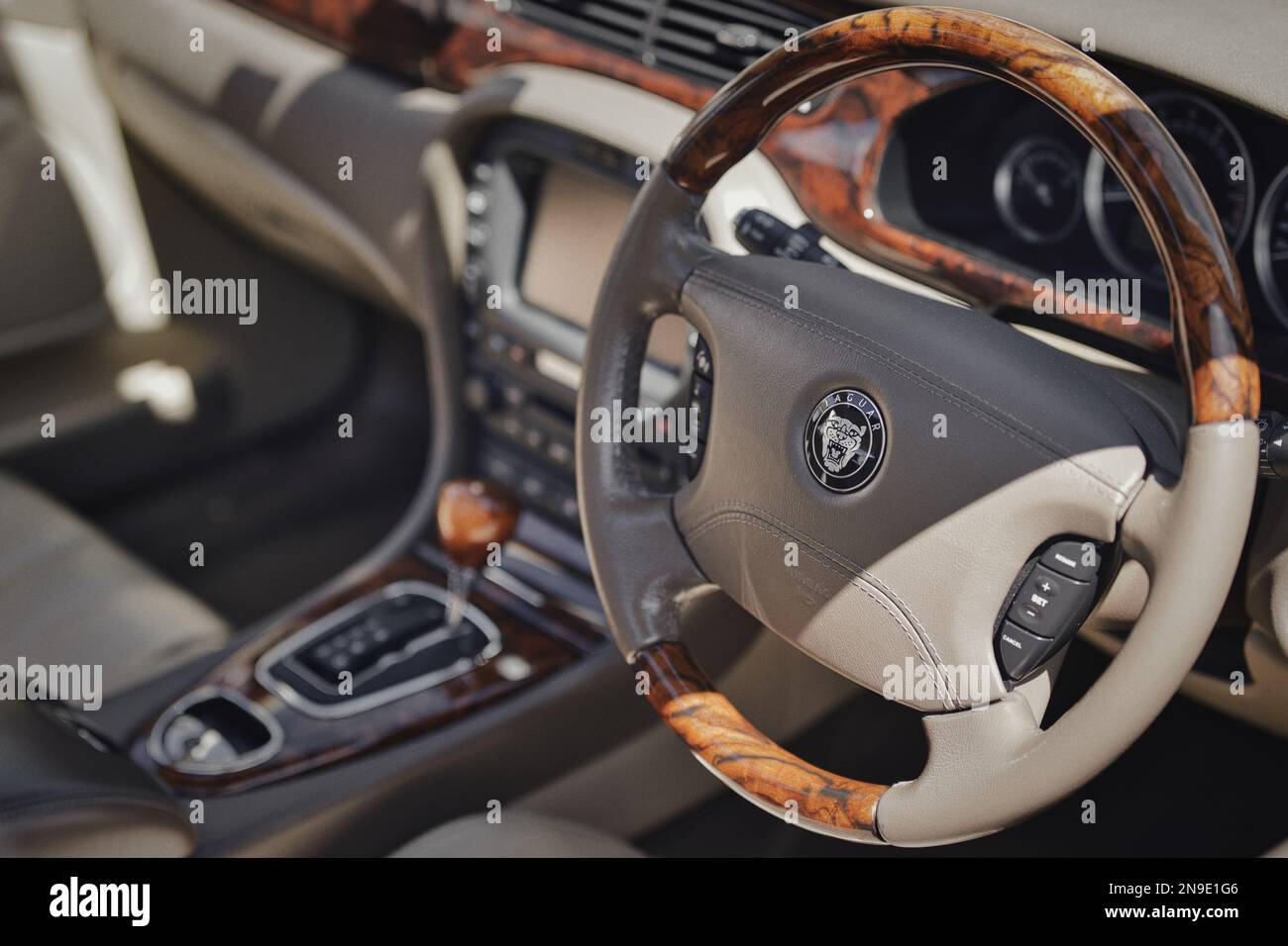 Gros plan de l'intérieur et du volant de la Jaguar S-TYPE 2007 Banque D'Images