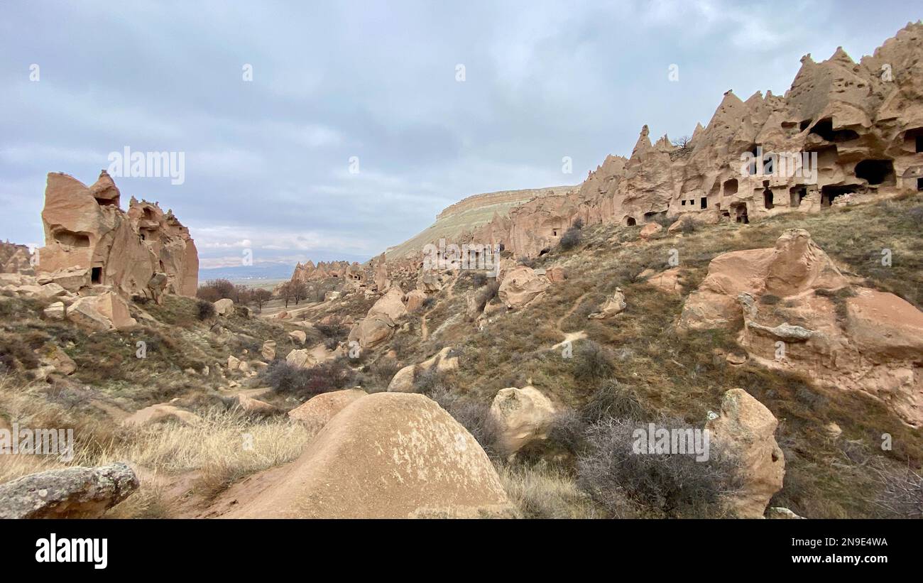 Formations rocheuses extraordinaires collines rocheuses de zelve ruines de village rocheux, Cappadoce, Nevsehir, Turquie Banque D'Images