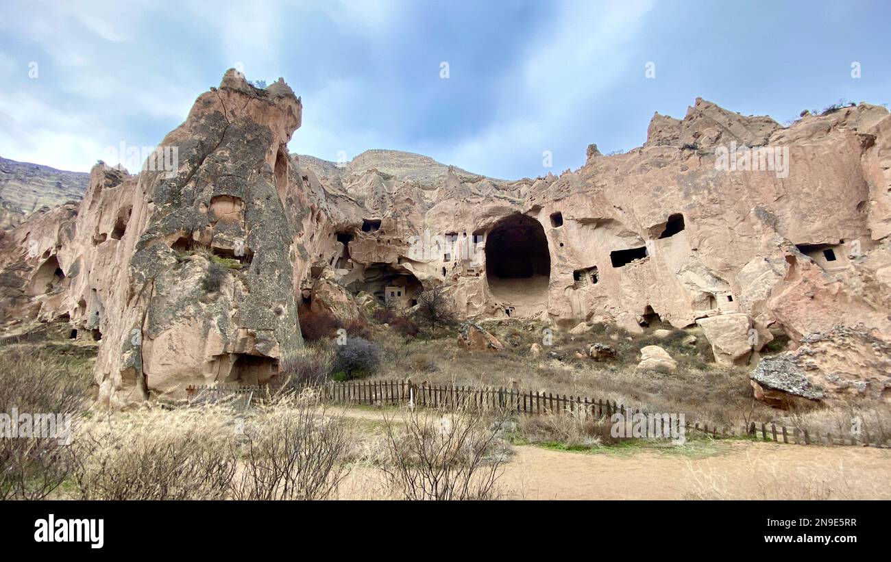 Formations rocheuses extraordinaires collines rocheuses de zelve ruines de village rocheux, Cappadoce, Nevsehir, Turquie Banque D'Images