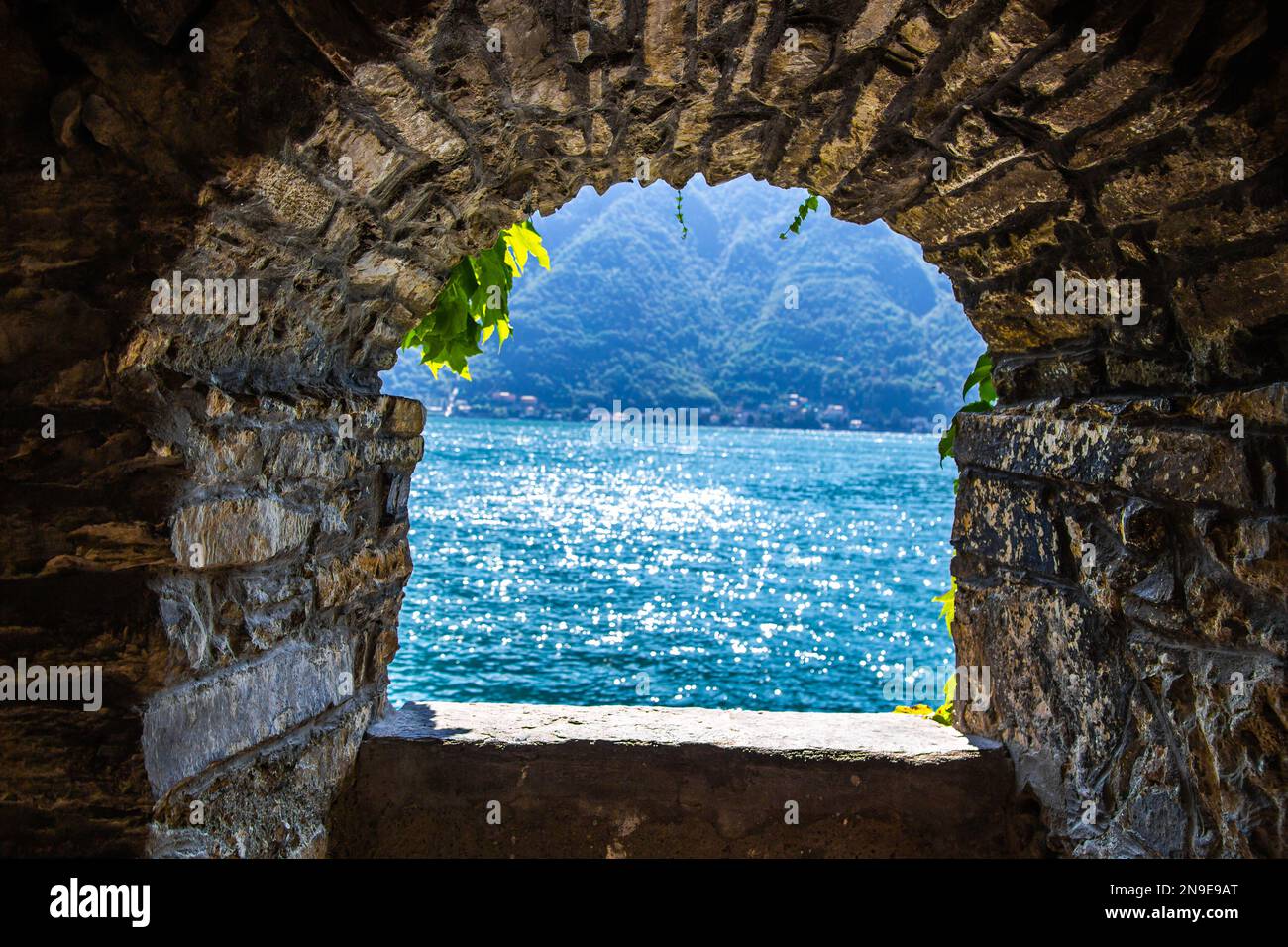 Vue aérienne de Nesso, village pittoresque et coloré situé sur les rives du lac de Côme, en Italie Banque D'Images