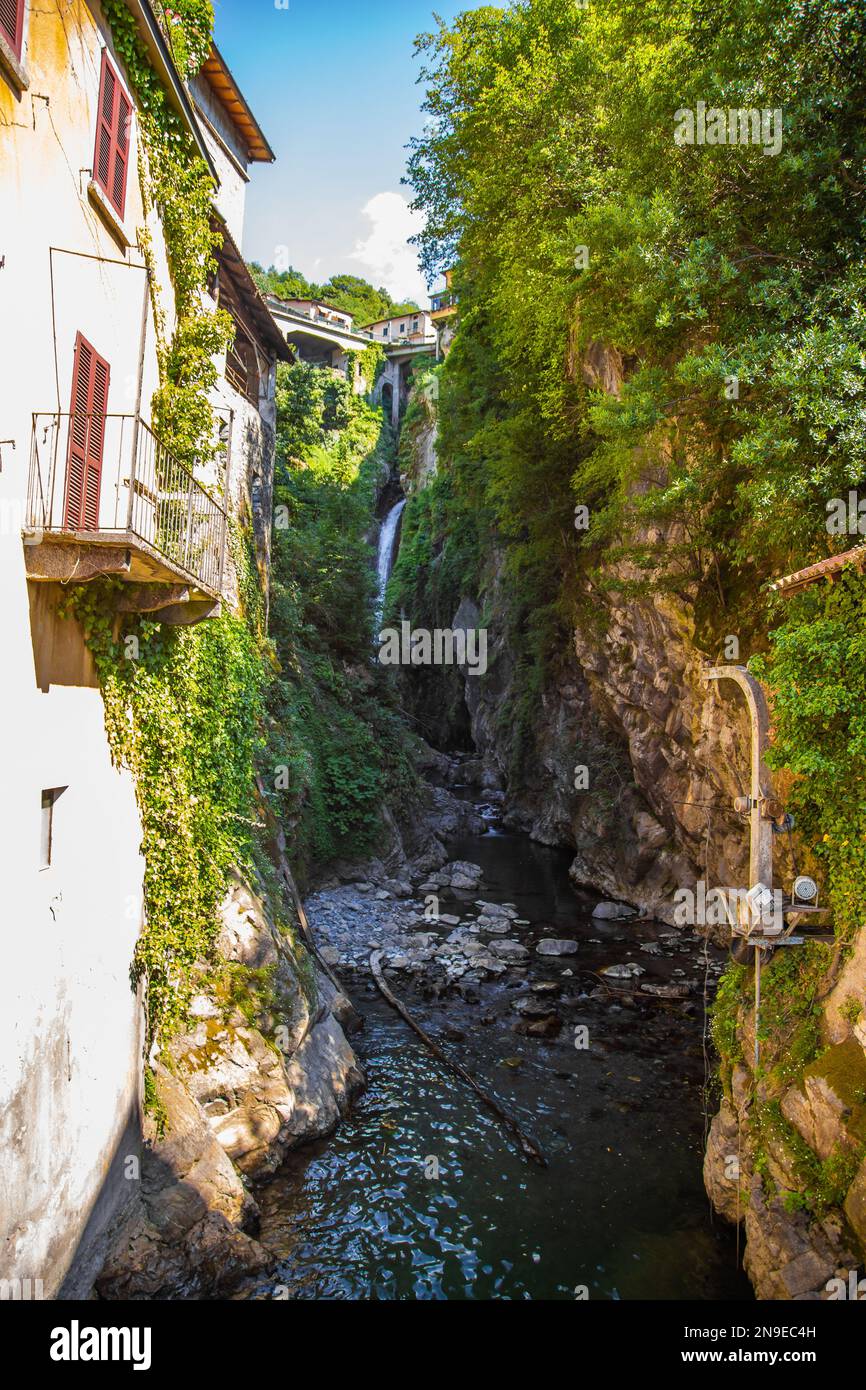 Vue aérienne de Nesso, village pittoresque et coloré situé sur les rives du lac de Côme, en Italie Banque D'Images