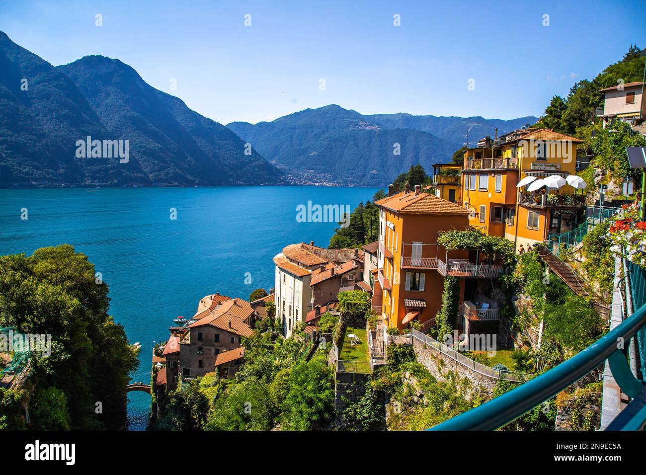 Vue aérienne de Nesso, village pittoresque et coloré situé sur les rives du lac de Côme, en Italie Banque D'Images