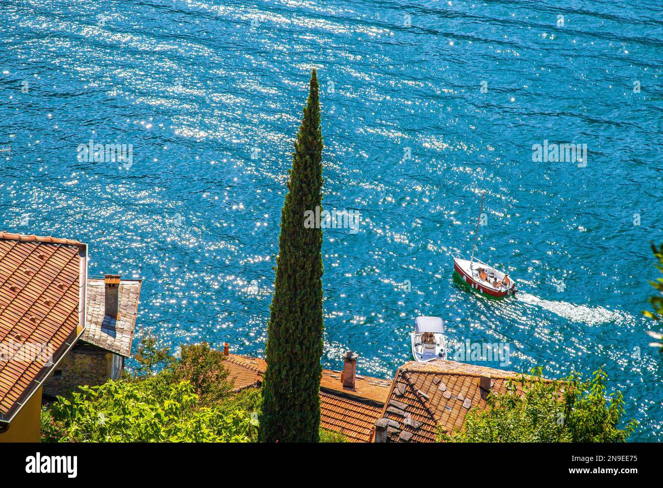 Vue aérienne de Nesso, village pittoresque et coloré situé sur les rives du lac de Côme, en Italie Banque D'Images