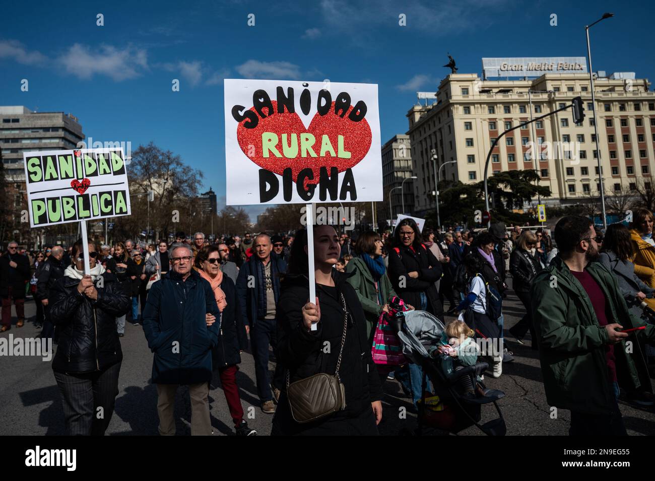 Madrid, Espagne. 12th févr. 2023. Des personnes portant des pancartes protestent lors d'une manifestation pour la défense du système public de santé et contre les politiques de la Présidente de la Communauté de Madrid, Isabel Diaz Ayuso. Selon la délégation gouvernementale, plus de 250 000 personnes ont défilé pour protester contre la Plaza de Cibeles, où se trouve l'hôtel de ville. Credit: Marcos del Mazo/Alay Live News Banque D'Images