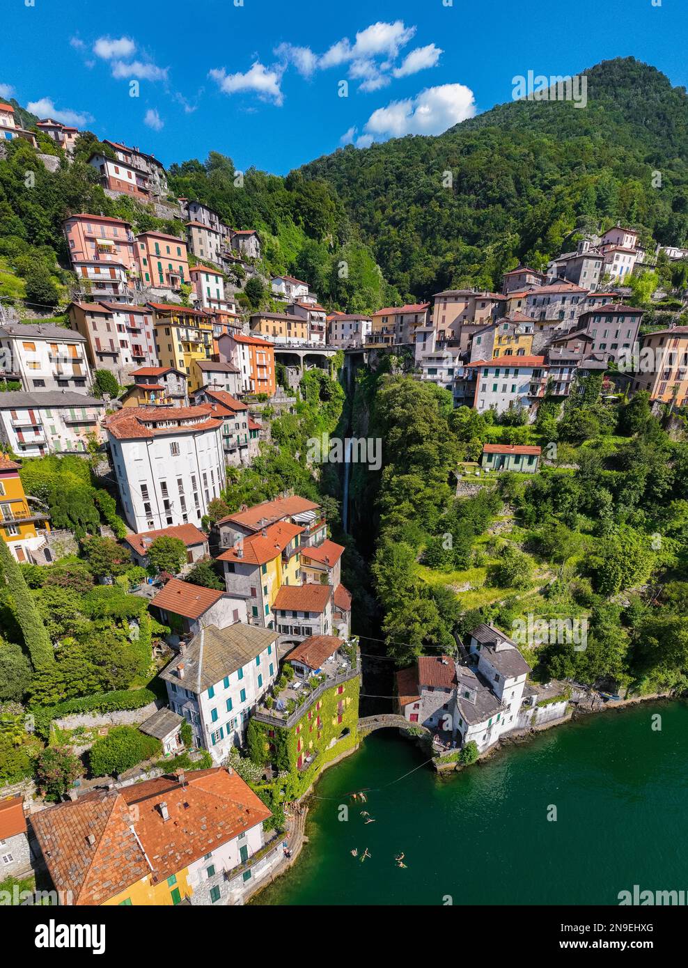 Vue aérienne de Nesso, village pittoresque et coloré situé sur les rives du lac de Côme, en Italie Banque D'Images