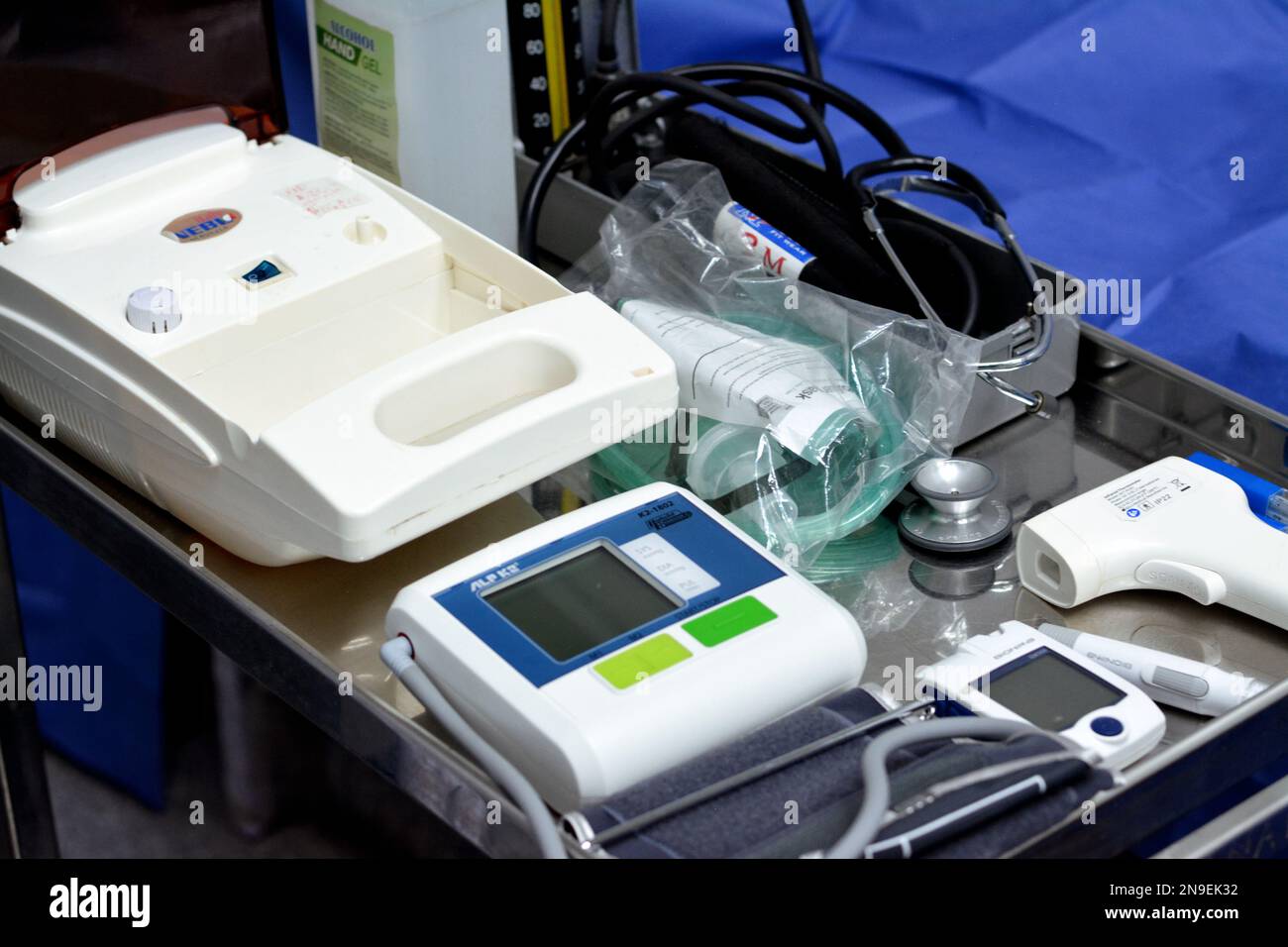 Le Caire, Egypte, 11 février 2023: Un centre médical, clinique, un lieu pour les premiers soins en urgence avec l'équipement médical essentiel pour les signes vitaux, thermom Banque D'Images