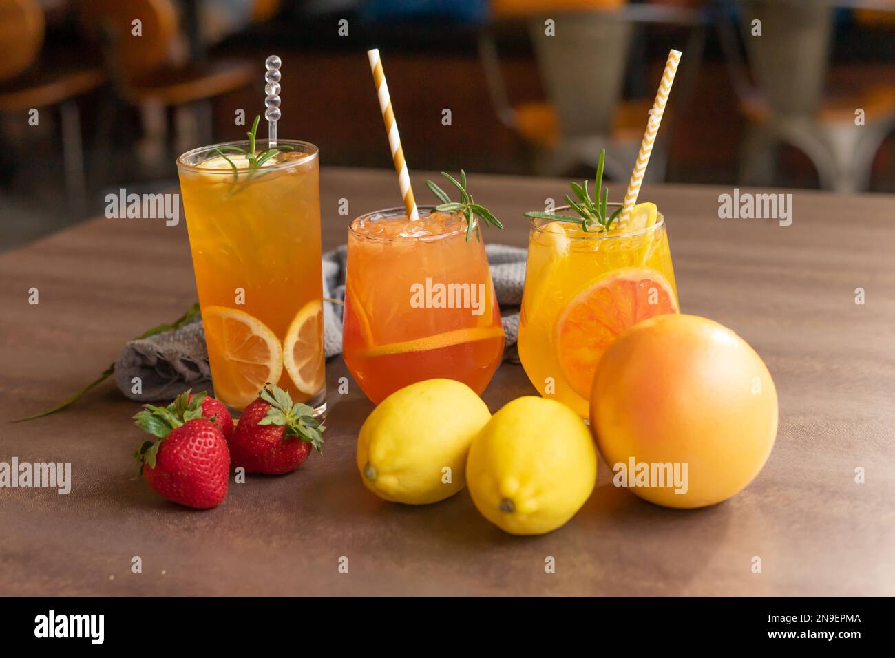 Boisson aux fruits, limonade maison ou sangria aux agrumes et aux baies sur fond de bois, cocktail rafraîchissant pour les chaudes journées d'été Banque D'Images