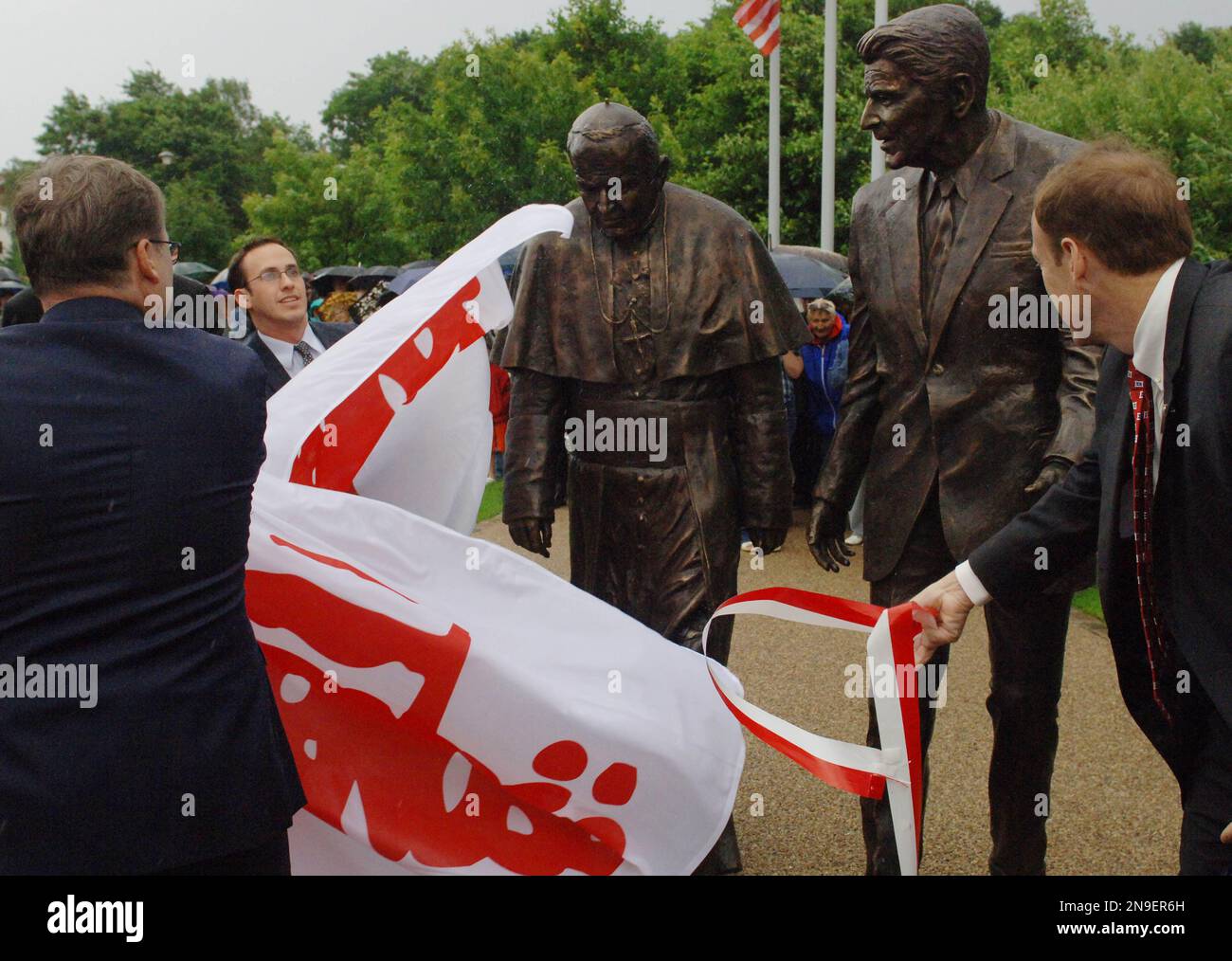 Michael Rosenthal, left, counselor in the Embassy's Political Section of the United States in Poland and Bill Cheney, right, President of the Credit Union National Association unveil the new statue of former President Ronald Reagan and Pope John Paul II in Gdansk, Poland, on Saturday, July 14, 2012. The statue honors the two men whom many Poles credit with helping to topple communism. (AP Photo/Maciej Kosycarz) Banque D'Images