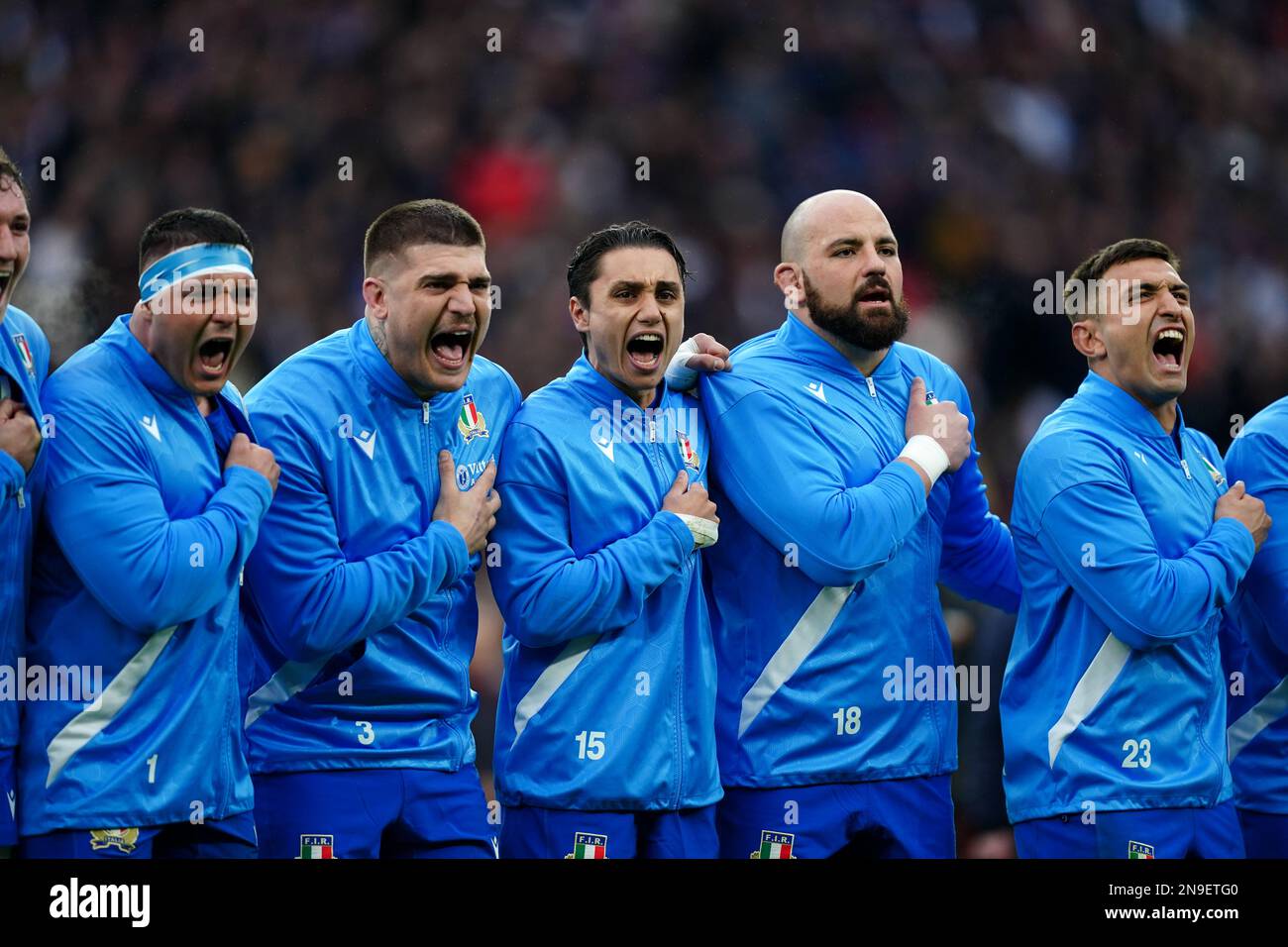 Les joueurs italiens chantent leur hymne national avant le match Guinness des six Nations au stade de Twickenham, Londres. Date de la photo: Dimanche 12 février 2023. Banque D'Images