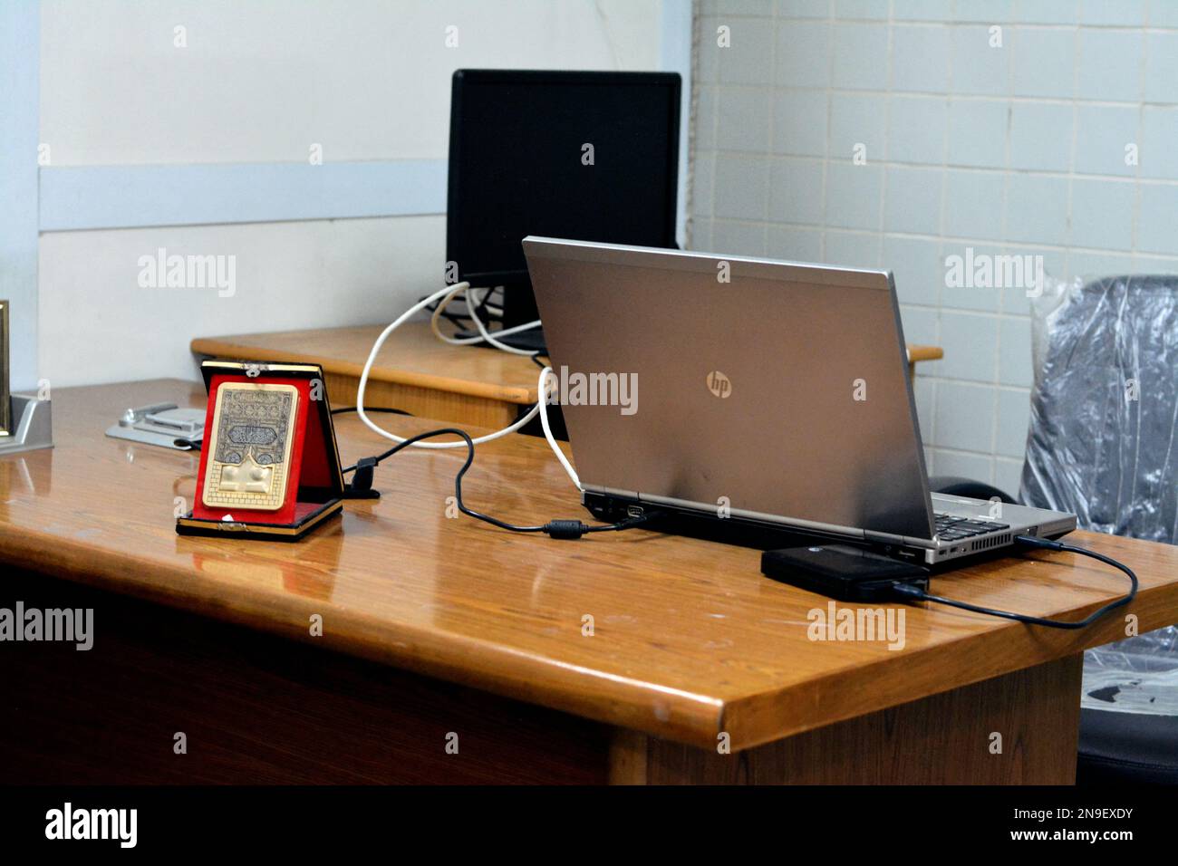 Le Caire, Egypte, 11 février 2023: Un lieu de travail simple avec bureau en  bois et chaise de bureau hydraulique, avec ordinateur de bureau Dell et  ordinateur portable HP, simple bustin Photo