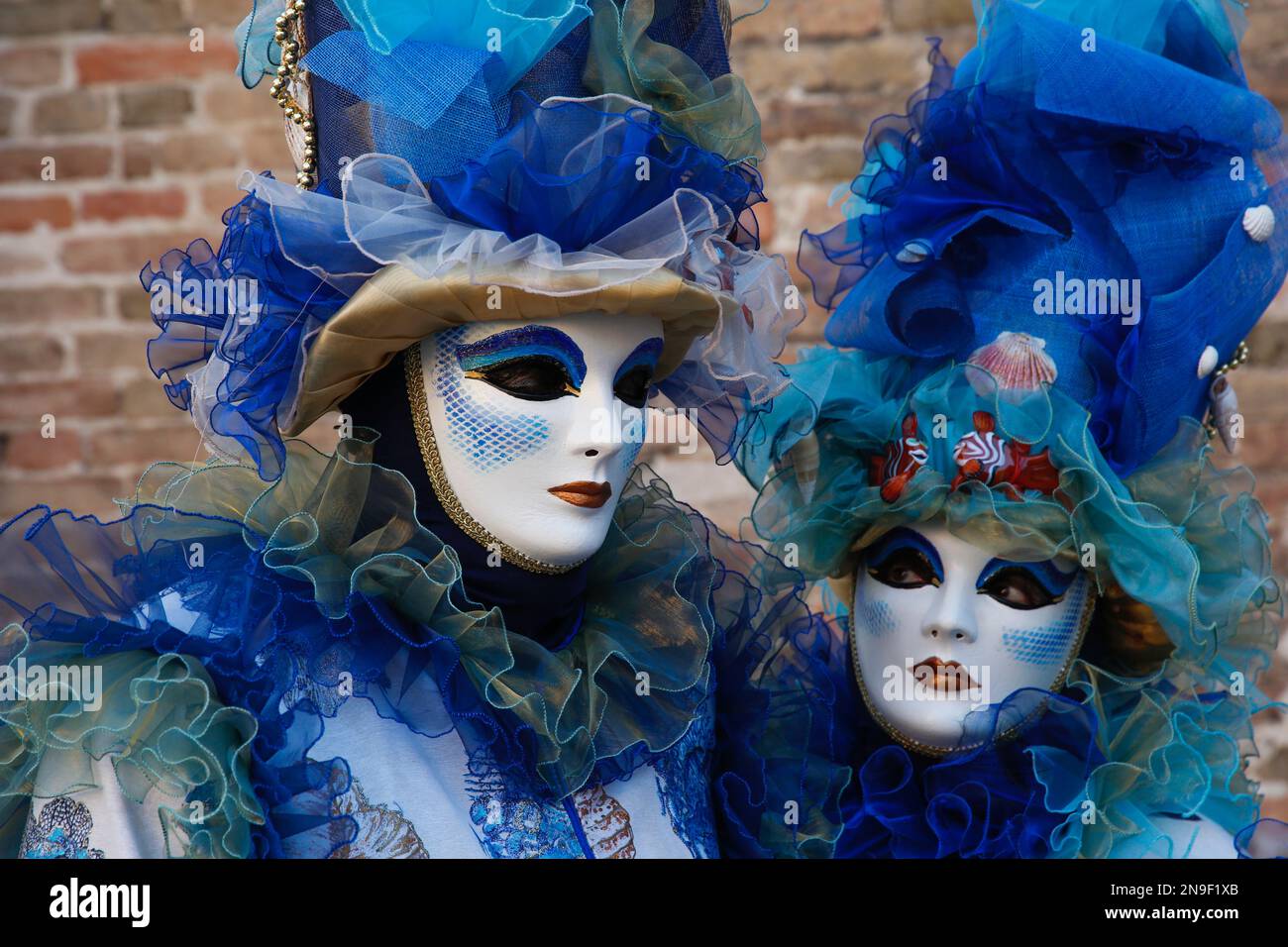 Venise, Italie. 12th février 2023. Les fêtards portant des costumes traditionnels de carnaval et des masques, ainsi que les touristes, se rendent à Venise pour le Carnaval de Venise. Crédit : Carolyn Jenkins/Alay Live News Banque D'Images