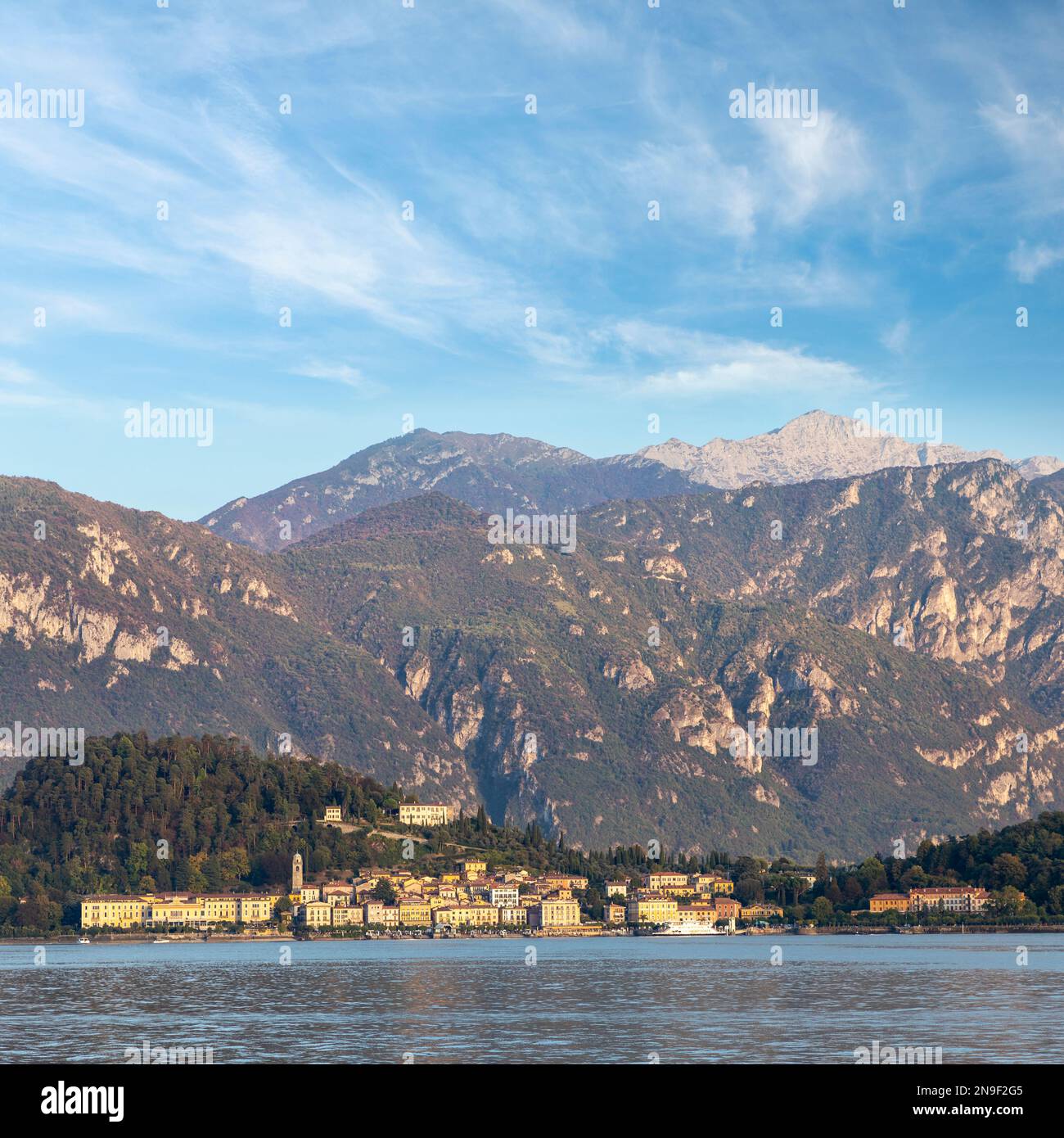 vue depuis le lac de la ville de bellagio et les montagnes au-delà à l'heure d'or du soir du lac de côme Banque D'Images