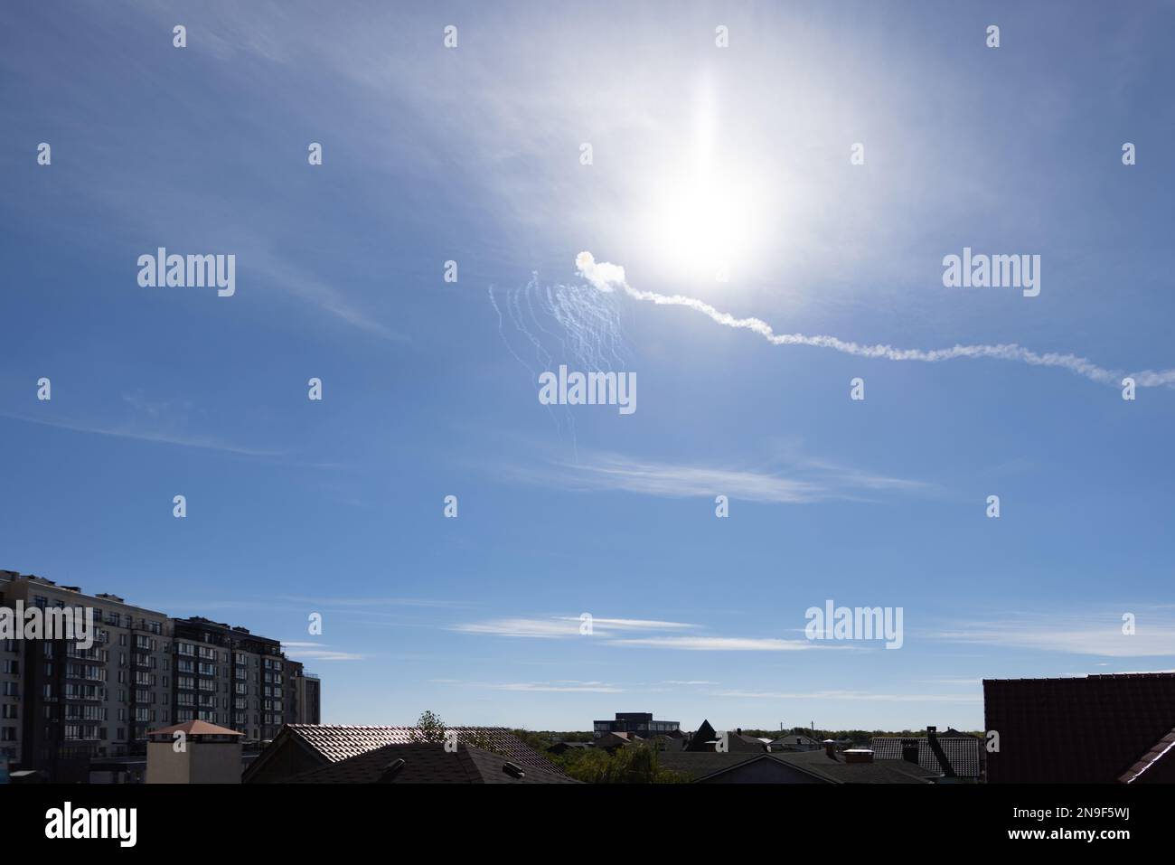 Lance un missile anti-missile dans le ciel. Piste de missiles de défense aérienne les croisillons de systèmes militaires mobiles antiaériens pendant le conflit militaire, le Banque D'Images