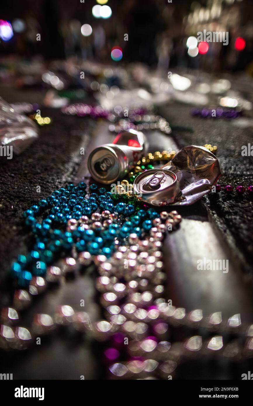 Bières et perles dans les rues à la suite d'un défilé de Mardi gras la nuit à la Nouvelle-Orléans Banque D'Images