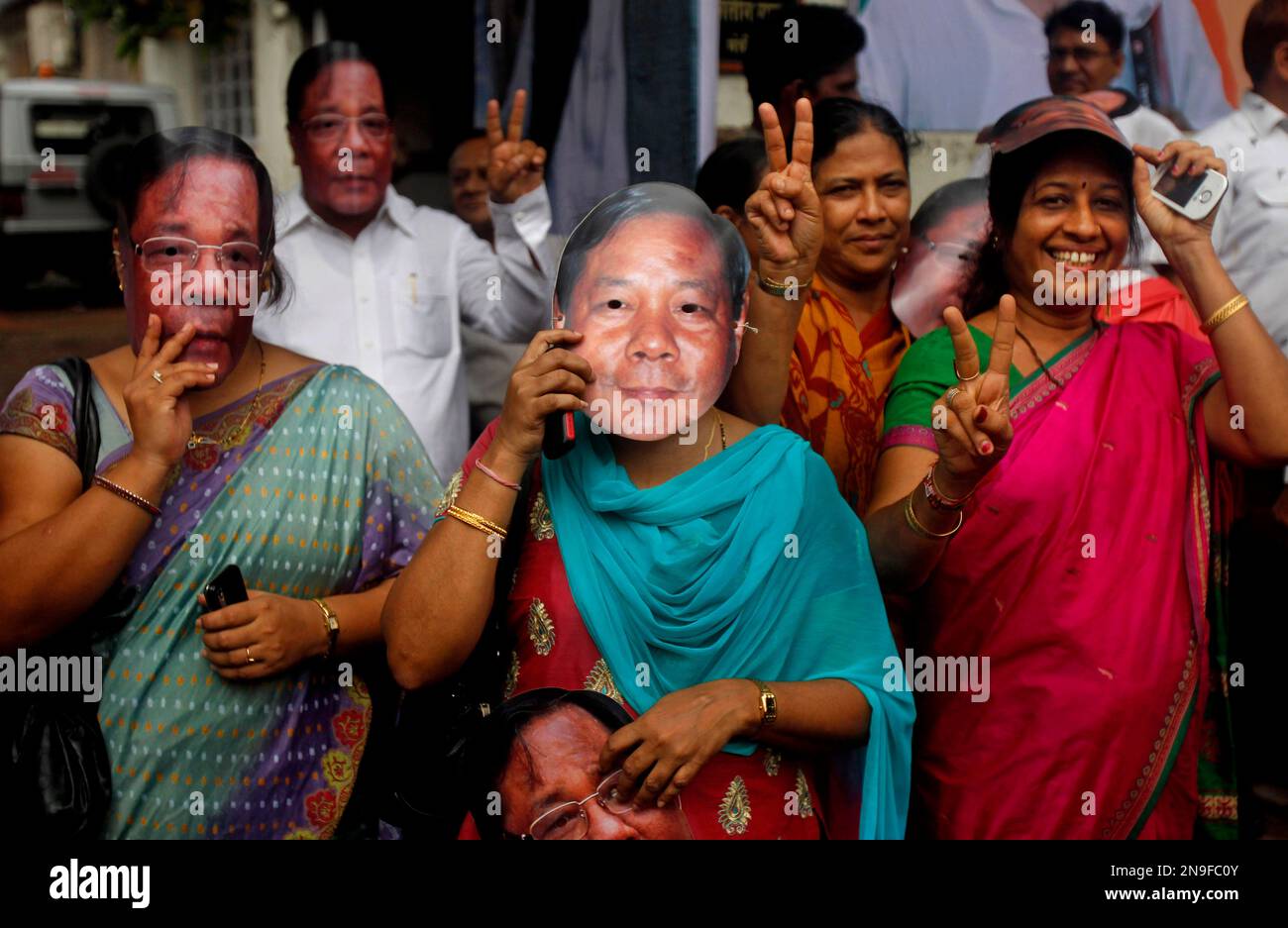 Supporters of India’s opposition Bharatiya Janata Party backed presidential candidate Purno A. Sangma, unseen, wear his face masks as he arrives in Mumbai, India, Tuesday, July 10, 2012. Sangma, a former speaker of the lower house of Parliament arrived to seek the support of the state law makers of Maharashtra for the election scheduled for July 19. (AP Photo/ Rafiq Maqbool) Banque D'Images