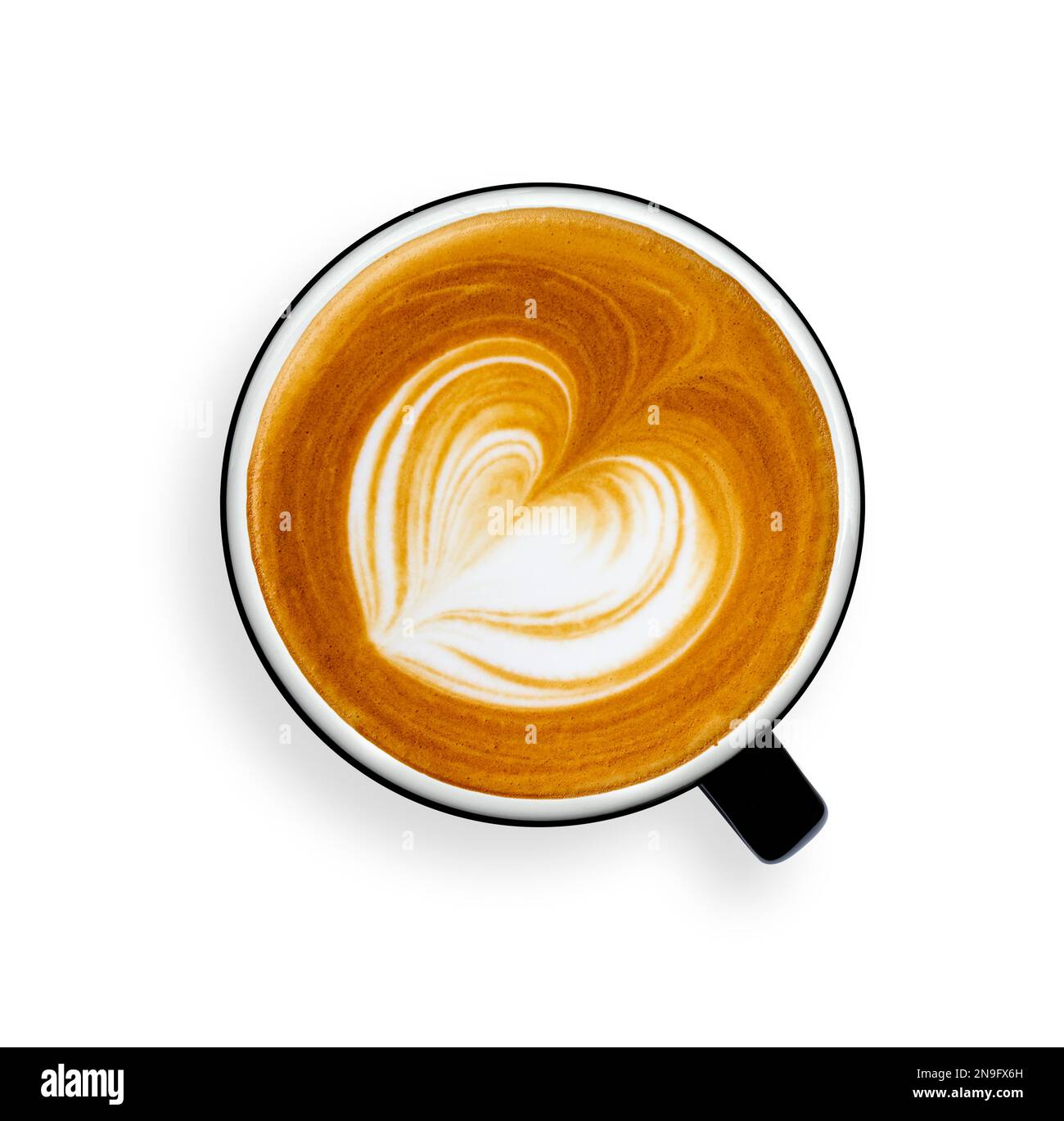 Amateur de café. Vue de dessus d'une tasse à café chaud avec une mousse en forme de coeur Barista art sur fond blanc. Bonne Saint Valentin. vue de dessus. pose à plat. Banque D'Images