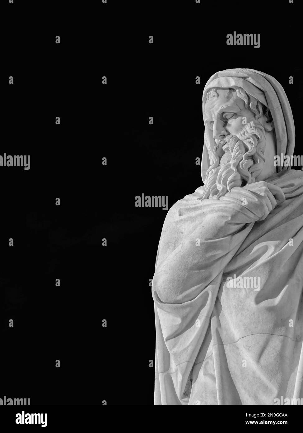 Statue d'homme ancien et sage. Une statue en marbre néoclassique érigée en 1824 sur la place du peuple de Rome (noir et blanc avec espace de copie) Banque D'Images