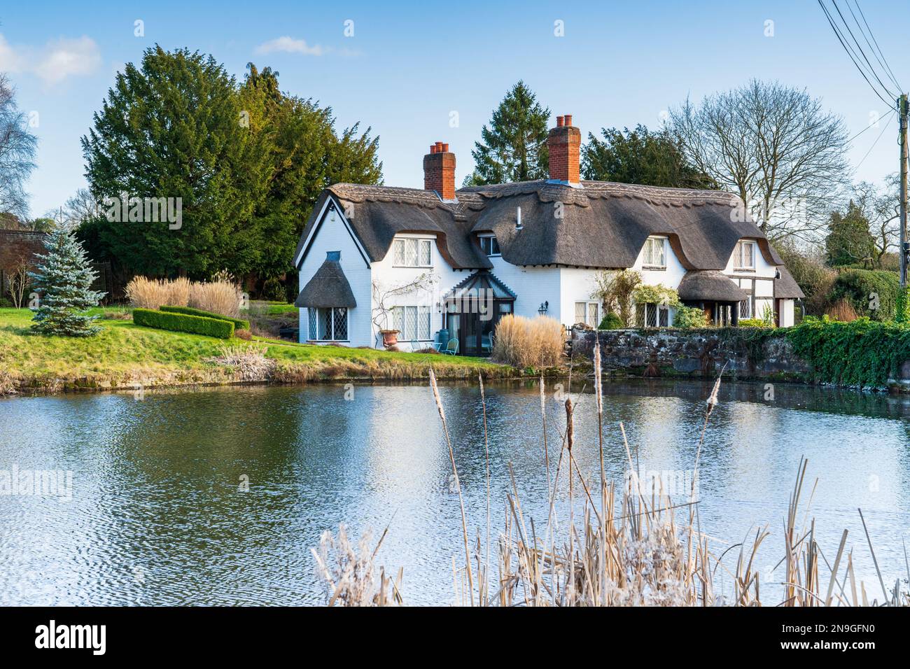 Magnifique cottage en boîte de chocolat et étang dans le village Shropshire de Badger au Royaume-Uni Banque D'Images