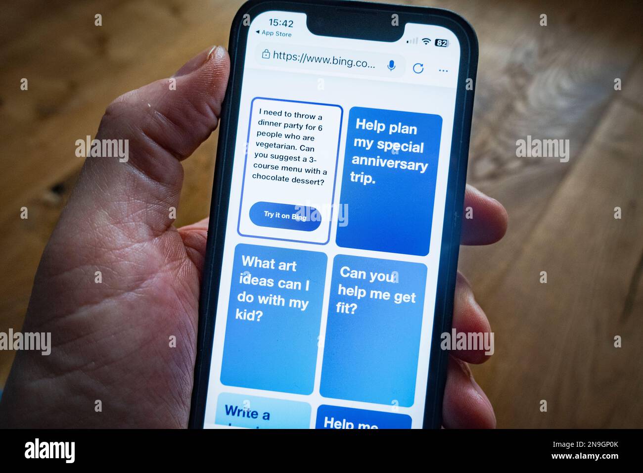 Nouveau moteur de recherche Microsoft Bing optimisé par ChatGPT par OpenAI sur un téléphone mobile. Banque D'Images