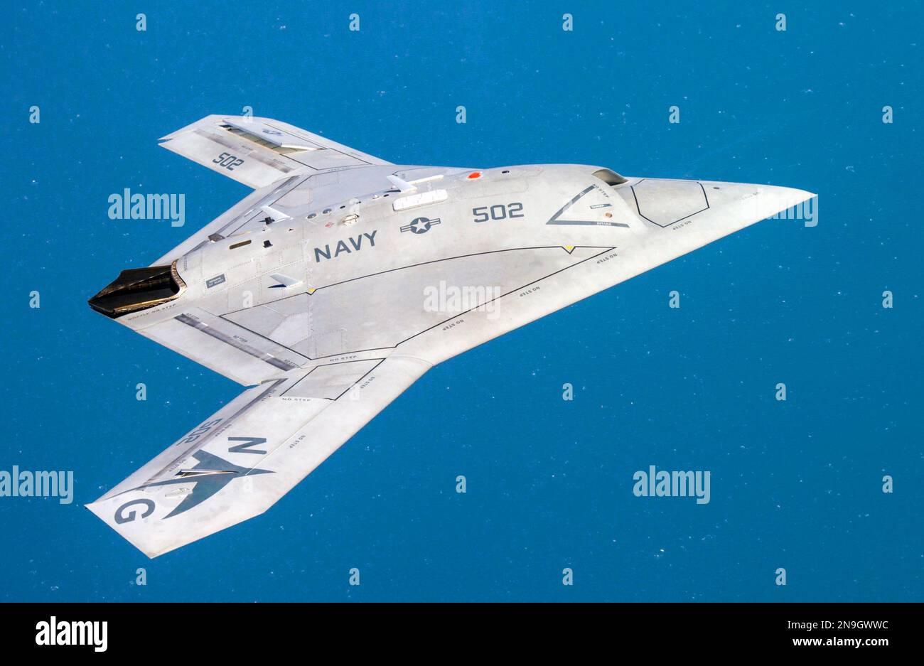 Le Northrop Grumman X-47B est un véhicule aérien de combat sans pilote (UCAV) de démonstration conçu pour les opérations de transport aérien. Mis au point par la société américaine de technologie de défense Northrop Grumman, le projet X-47 a commencé dans le cadre du programme J-UCAS de la DARPA, puis a fait partie du programme UCAS-D (Unhabted combat Air System Demonstration) de la Marine des États-Unis. Le X-47B est un avion à carrosserie mixte à jet sans arrière, capable de fonctionner en semi-autonome Banque D'Images
