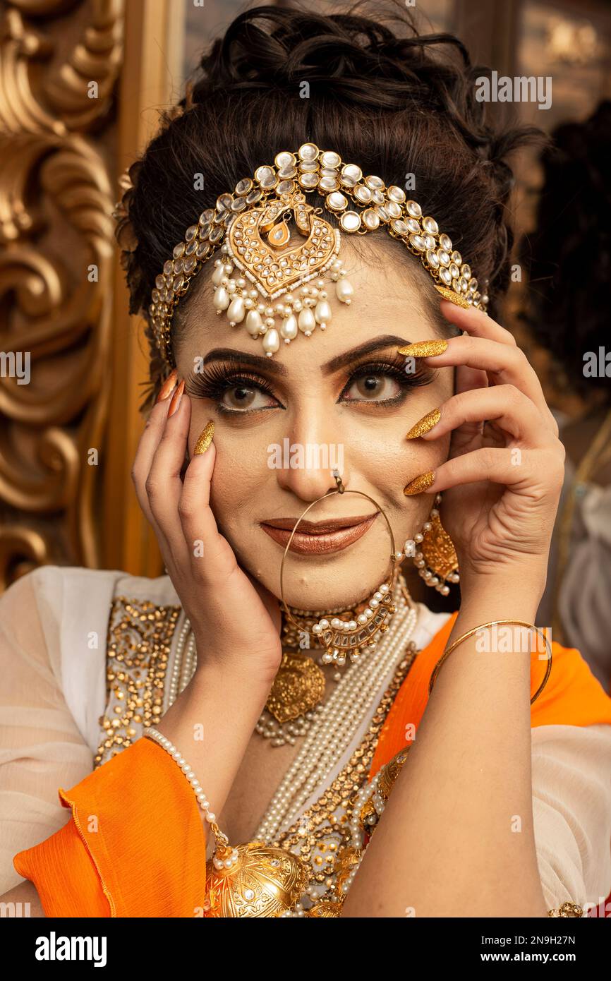 Pakistanais. Un magnifique maquillage indien pour les jeunes mariés pour les photos de saloon Banque D'Images