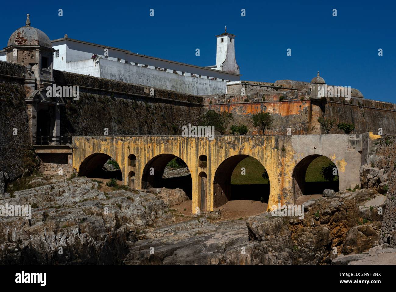 A Peniche, sur la côte atlantique du centre du Portugal, la forteresse ou Fortaleza, où étaient incarcérés les communistes et autres opposants à la dictature de Salazar en 1933-74, est aujourd’hui un musée célébrant la lutte contre le fascisme. Il y a des siècles, il était assiégé par Sir Francis Drake, vit des combats dans la guerre de la péninsule et était un refuge pour les anciens colons portugais. Banque D'Images