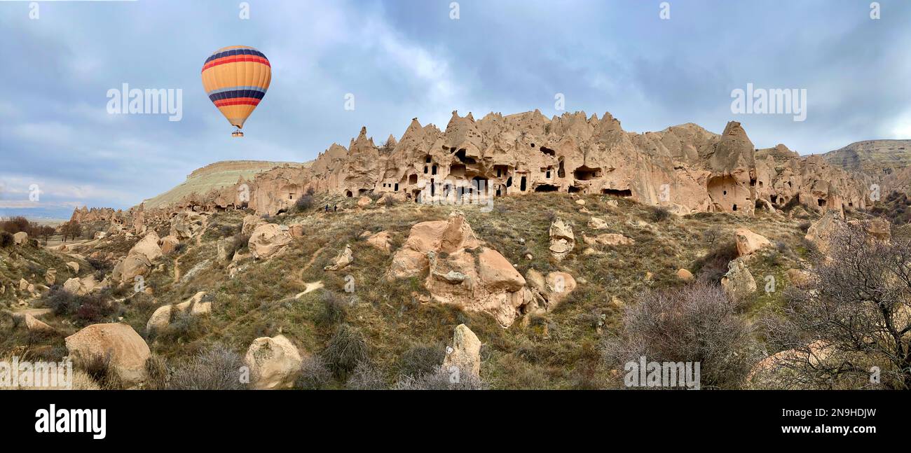 Montgolfière au-dessus des formations rocheuses extraordinaires collines rocheuses de zelve, ruines du village rocheux de zelve, Cappadoce, Nevsehir, Turquie Banque D'Images