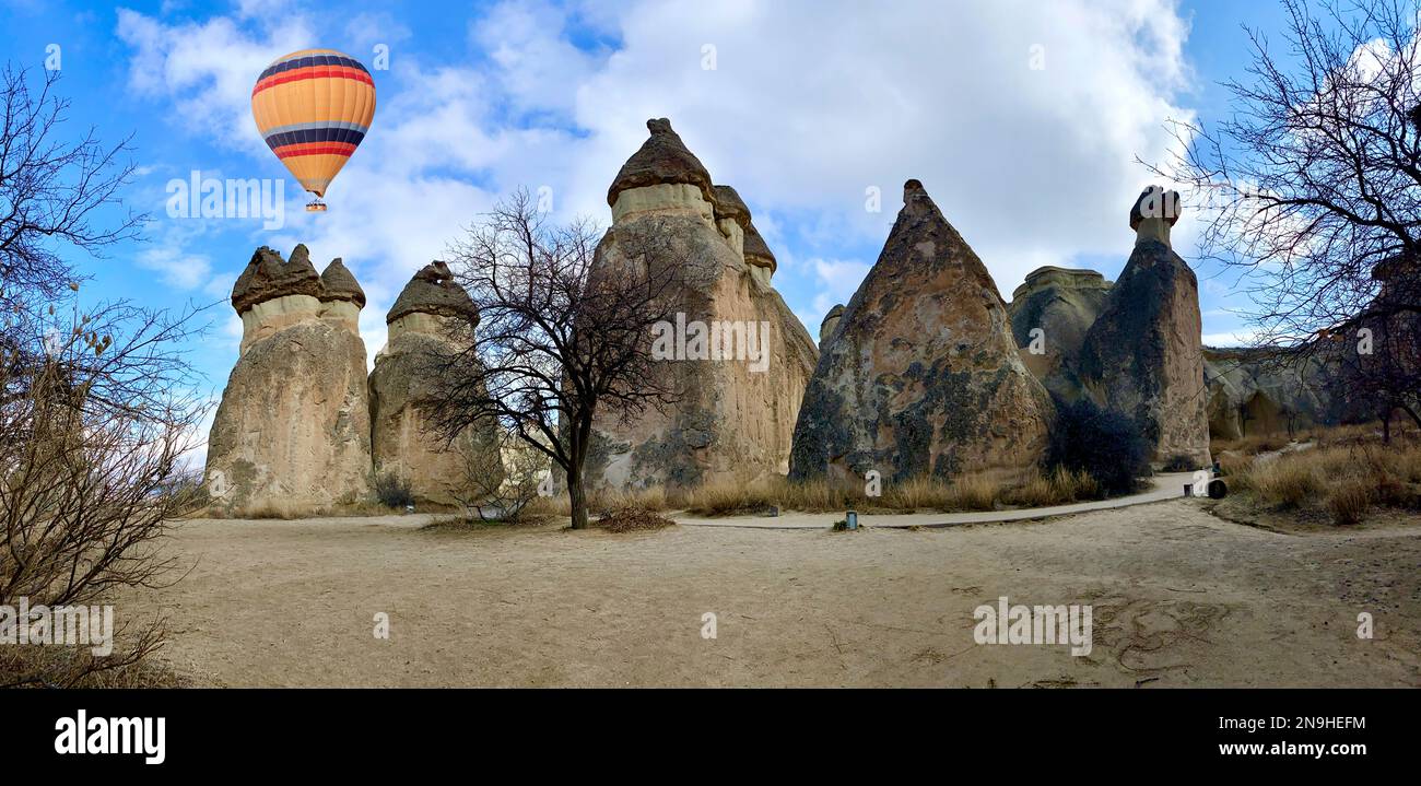 Montgolfière au-dessus des formations rocheuses extraordinaires collines rocheuses de la vallée des champignons, pasabaglari, Cappadoce, Nevsehir, Turquie Banque D'Images