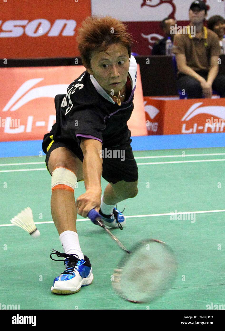 Taiwan's Cheng Shao Chieh returns a shot to Japan's Sayaka Sato during the Li-Ning Singapore Open Badminton tournament Women's Singles quarterfinals in Singapore, Friday June 22, 2012. Cheng won the match 21-15, 21-8.(AP Photo/Wong Maye-E) Banque D'Images
