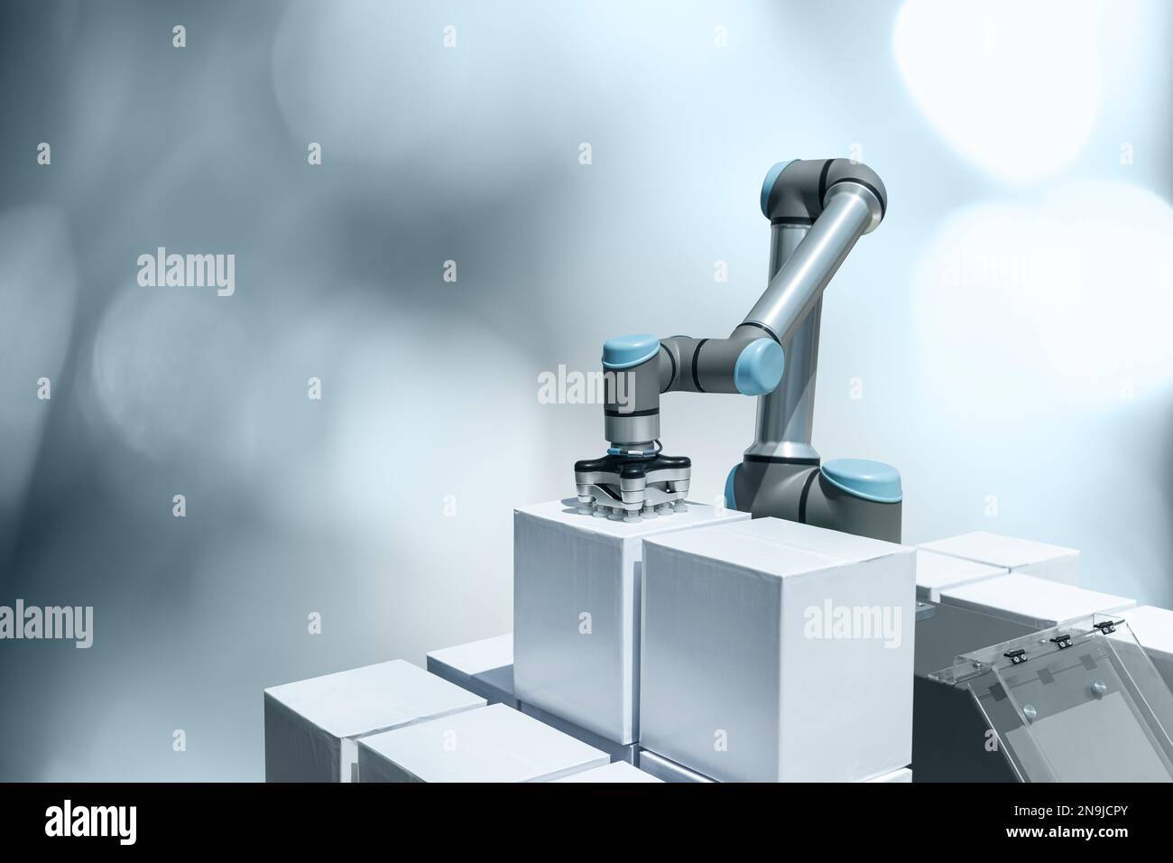 Bras du robot avec boîte sur fond gris. Concept Smart Industry 4,0 Banque D'Images