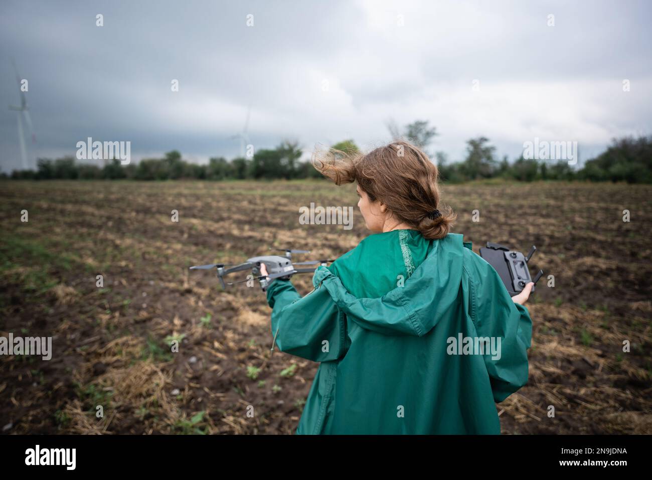 Fermier avec drone sur un champ.Agriculture intelligente et agriculture de précision Banque D'Images